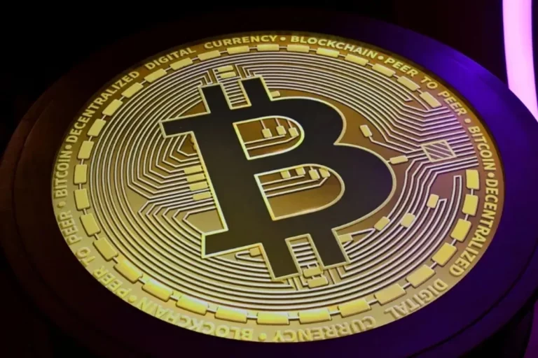 Bitcoin explose à 124 000 dollars : Wall Street, régulation et rareté alimentent une ascension historique