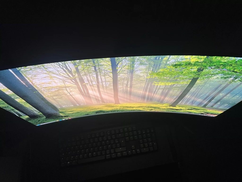 Test MSI MPG 321CURX QD OLED - TechPi.fr angle de vue haut