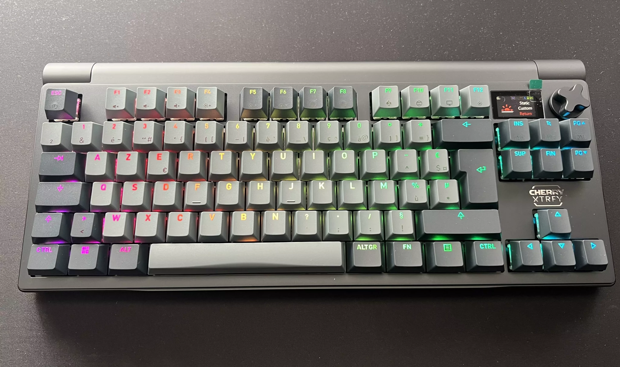 Clavier Cherry XTRFY MX 8.3 TKL Wireless avec son écran LCD et son bouton rotatif