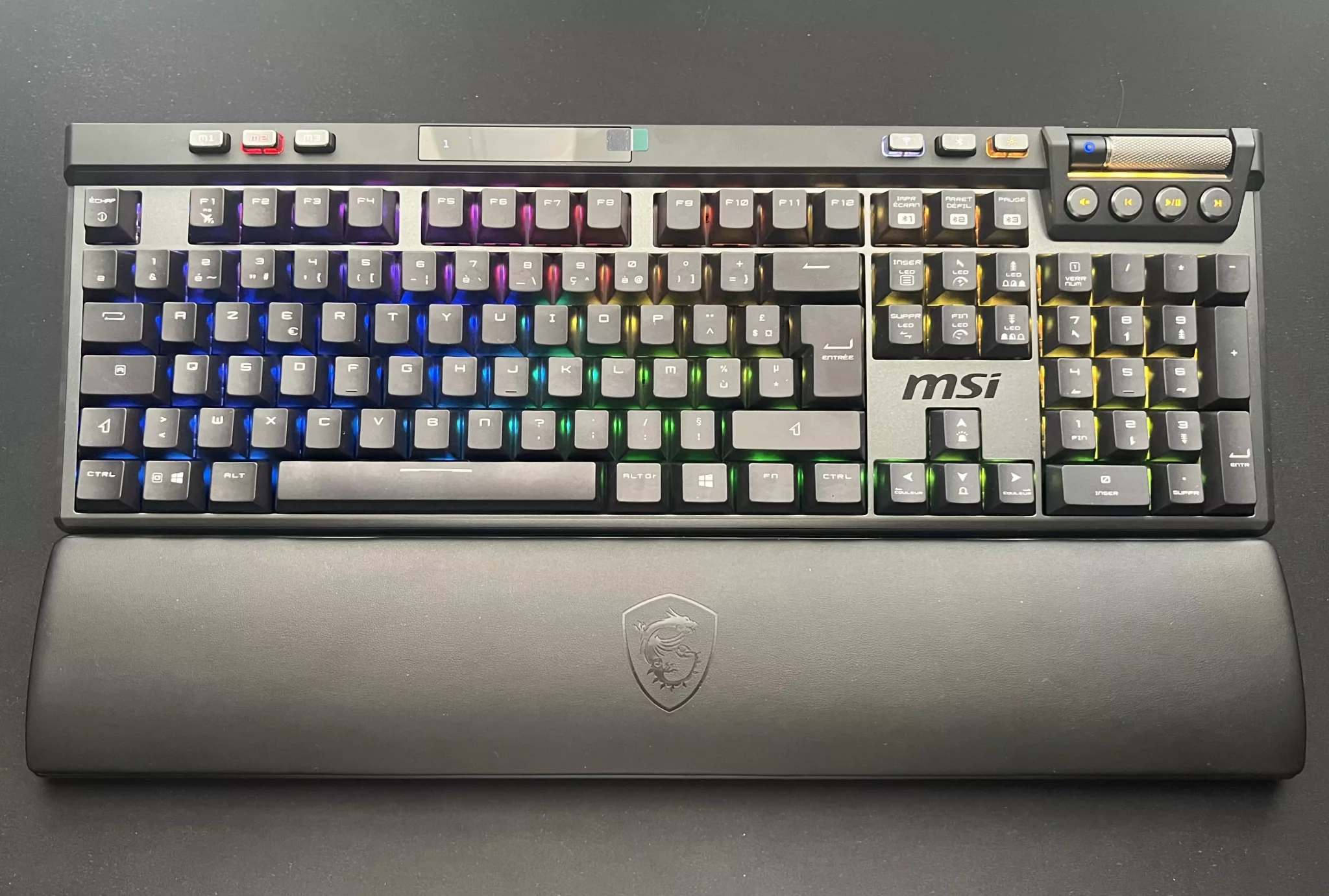 Clavier MSI Strike Pro Wireless avec son repose-poignets magnétique fixé