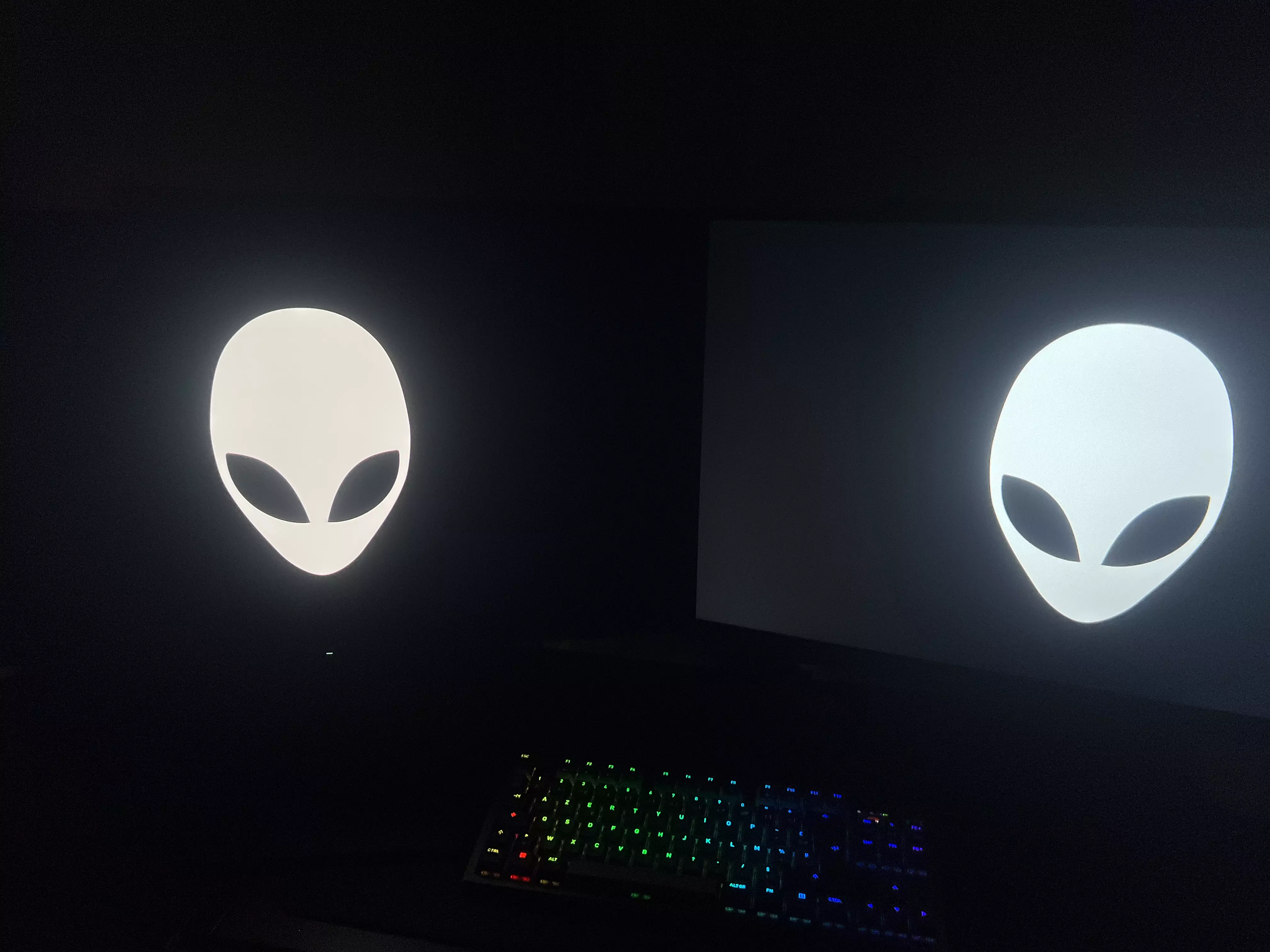 Comparatif des noirs entre l'Alienware AW2726DM OLED à gauche et un écran AOC Fast IPS à droite dans le noir
