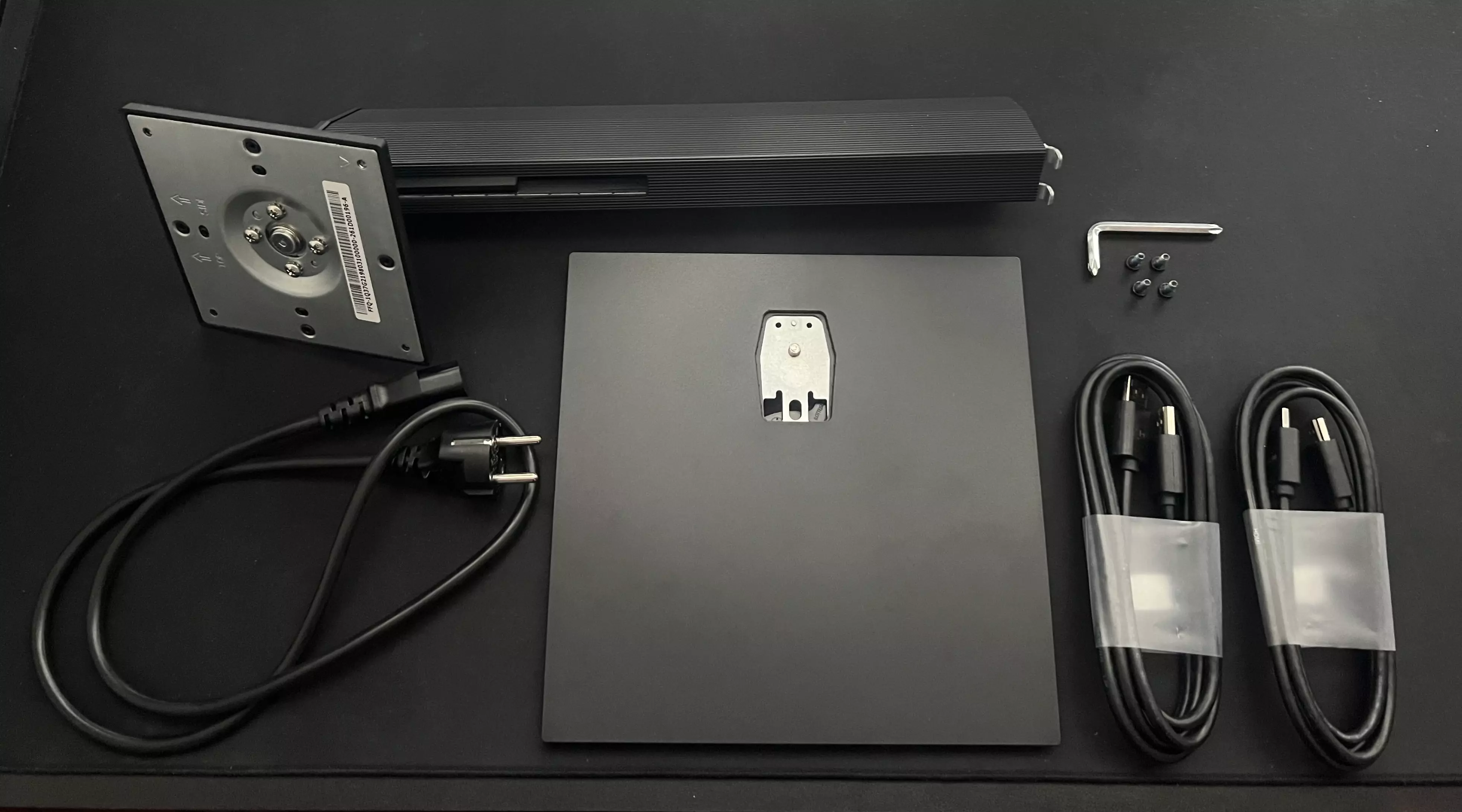 Contenu de la boîte de l'Alienware AW2726DM avec pied, socle, câbles et visserie