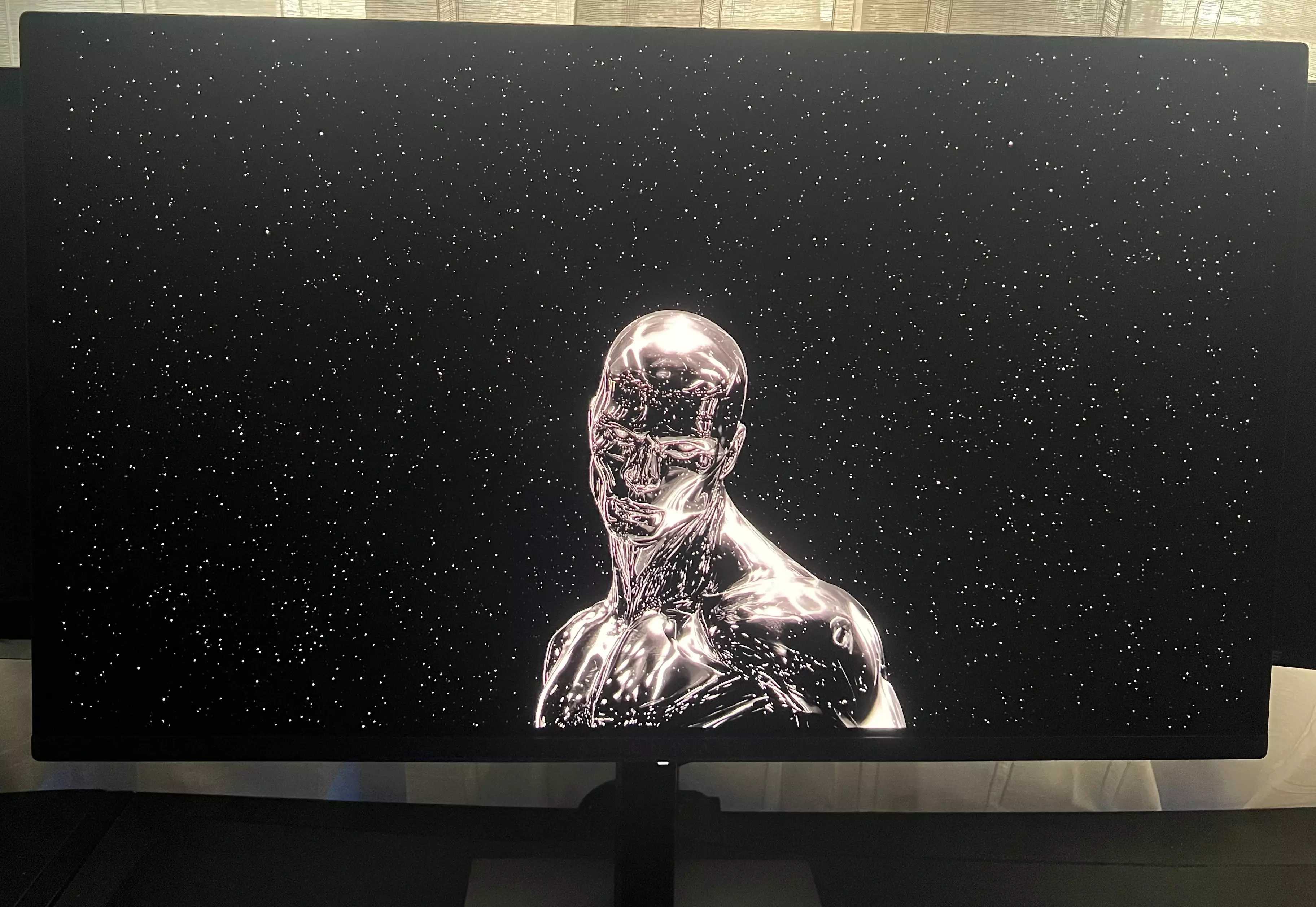 Contraste OLED de l'Alienware AW2726DM avec personnage argenté sur fond étoilé