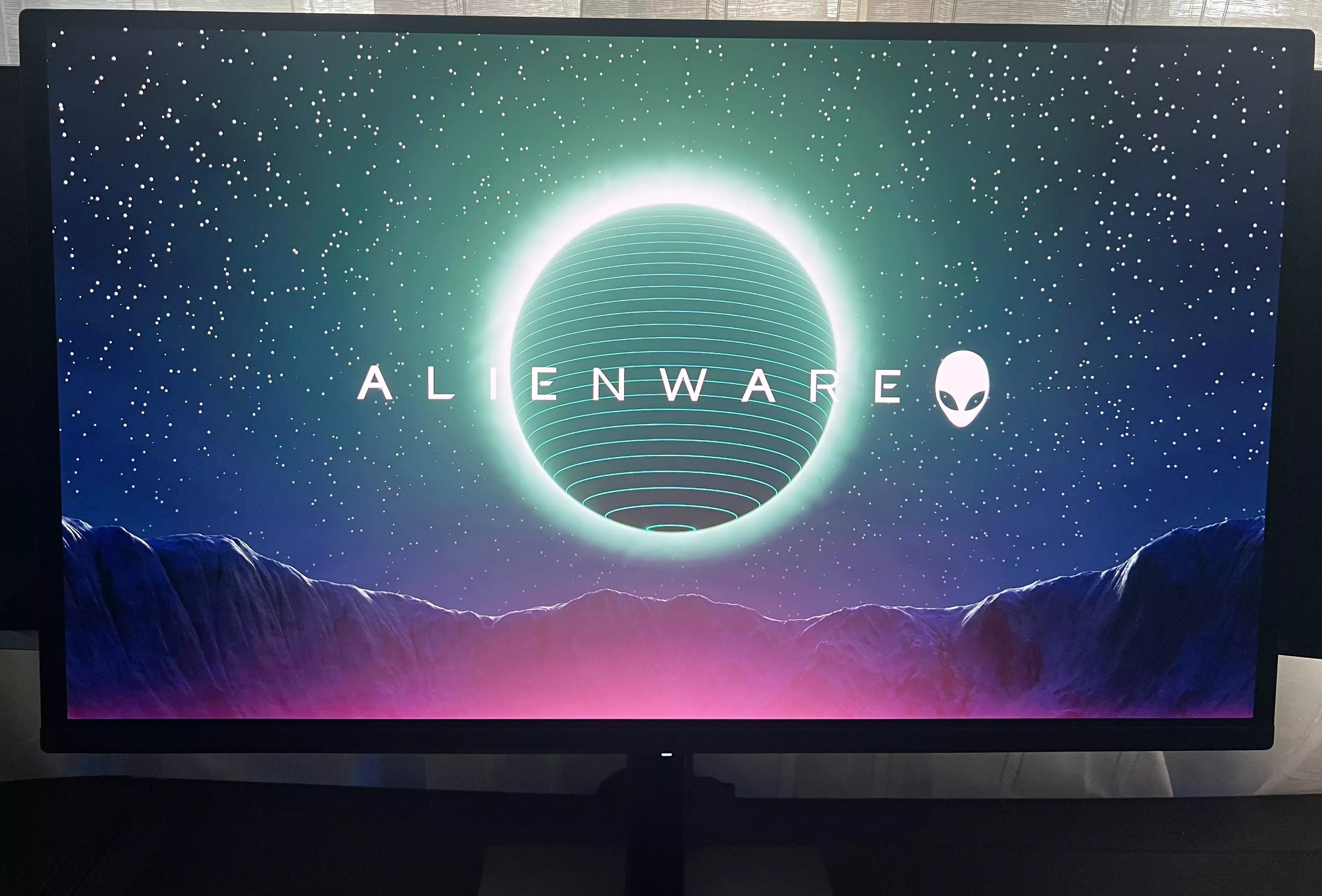Rendu des couleurs de l'Alienware AW2726DM avec visuel coloré