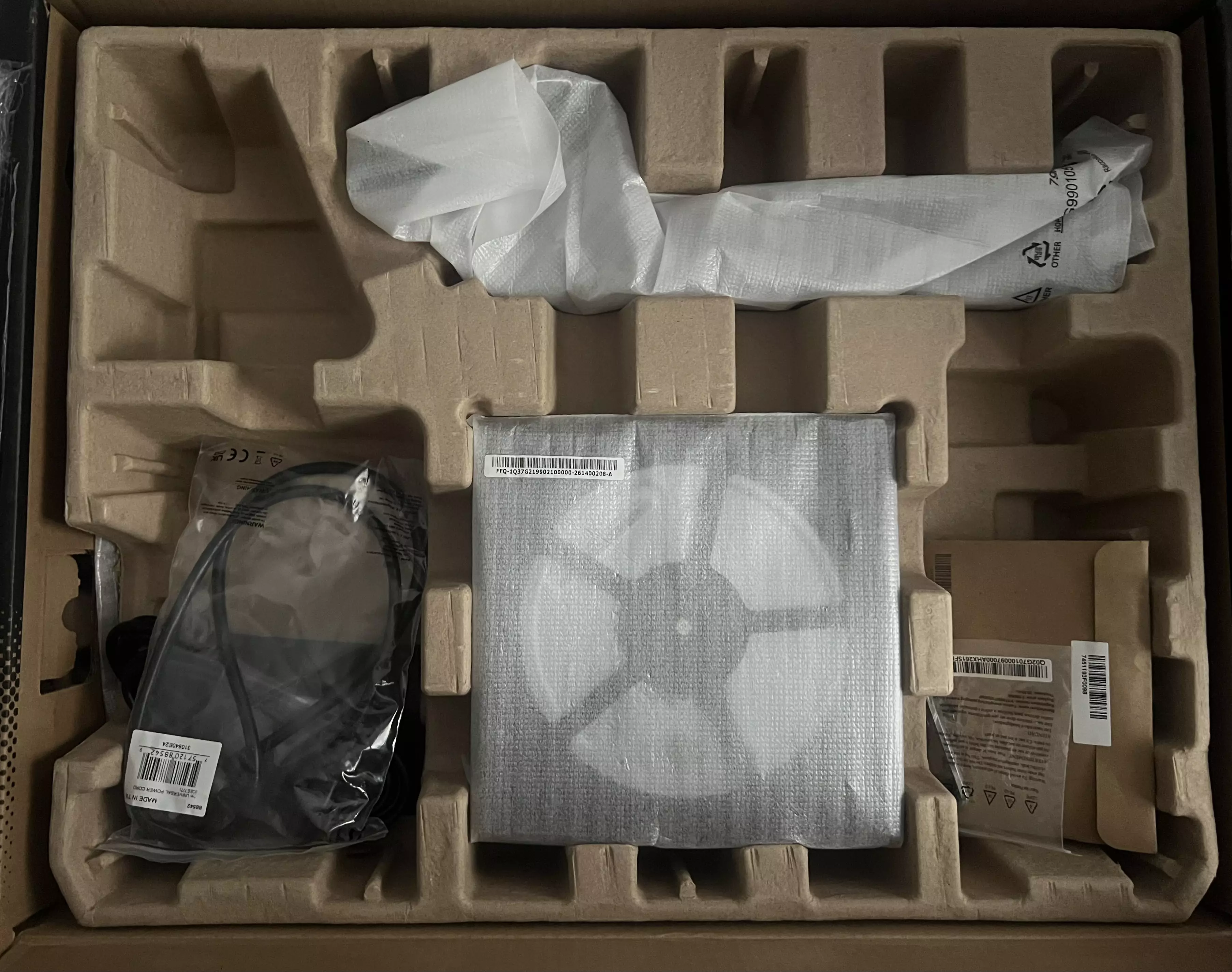 Déballage de l'Alienware AW2726DM avec emballage carton moulé et accessoires