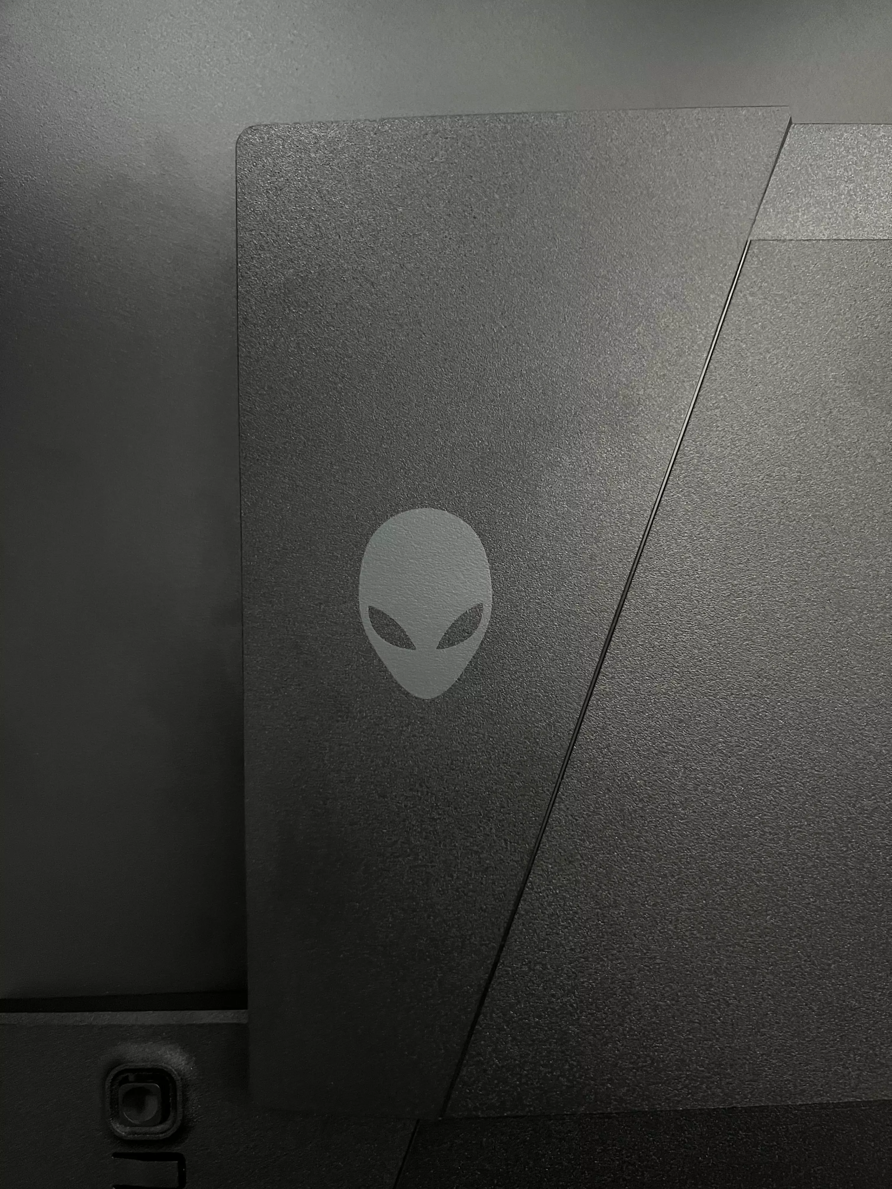 Logo alien sérigraphié au dos de l'Alienware AW2726DM