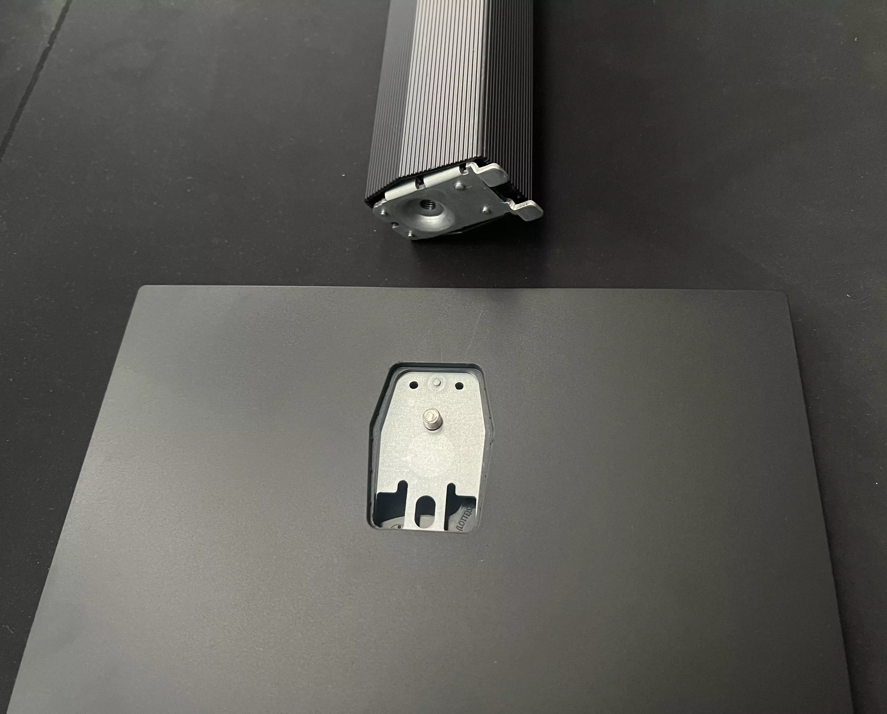 Montage du pied de l'Alienware AW2726DM avec bras et socle