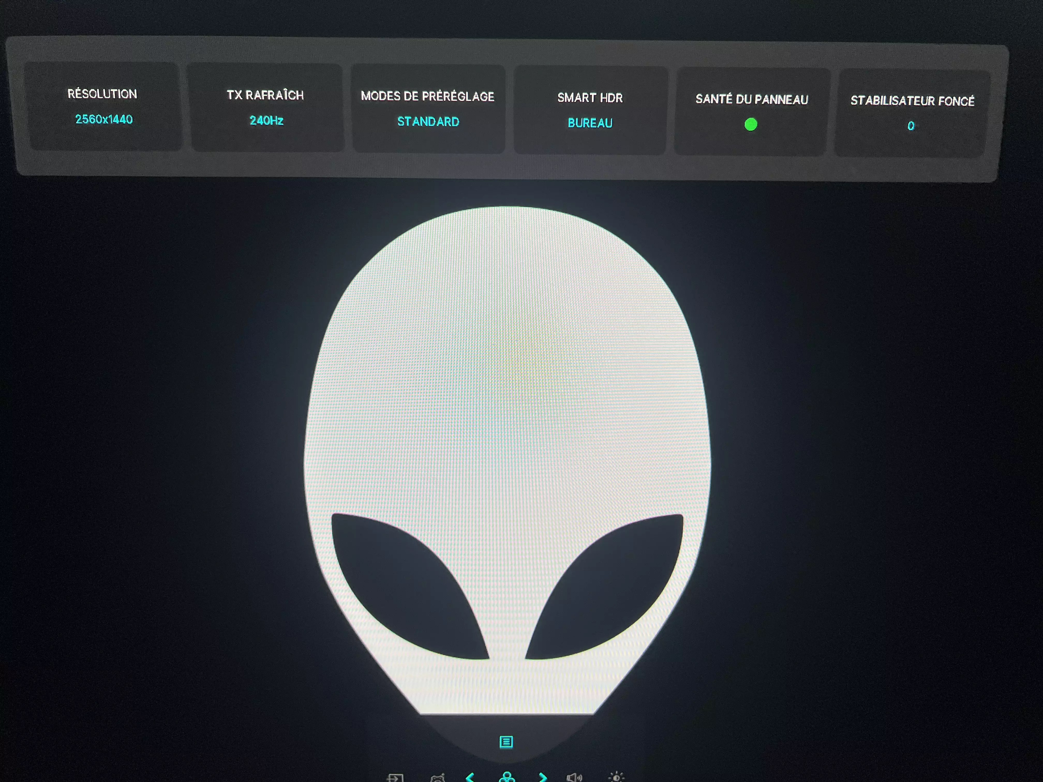 OSD de l'Alienware AW2726DM affichant la résolution 2560x1440, le 240 Hz et la santé du panneau