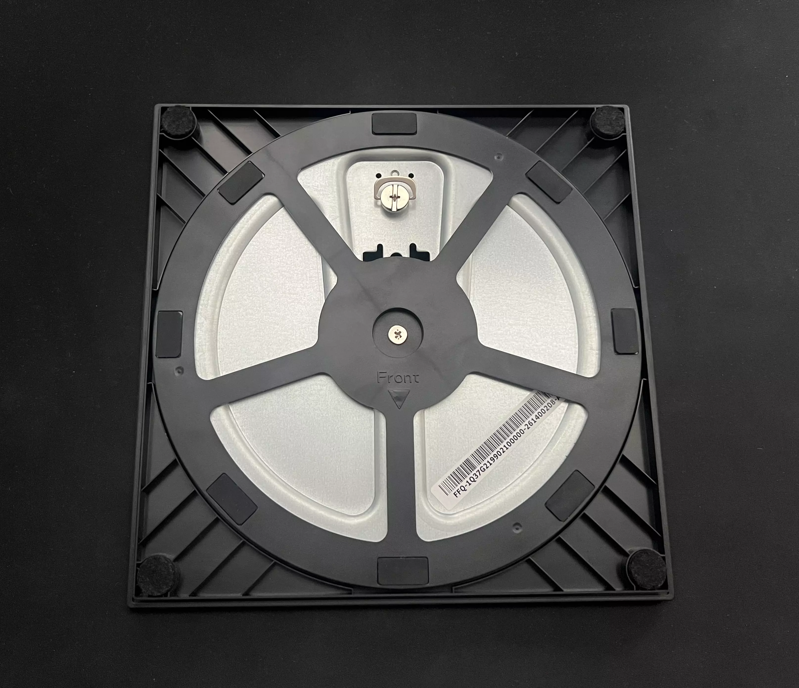 Dessous du socle de l'Alienware AW2726DM avec patins antidérapants et vis imperdable