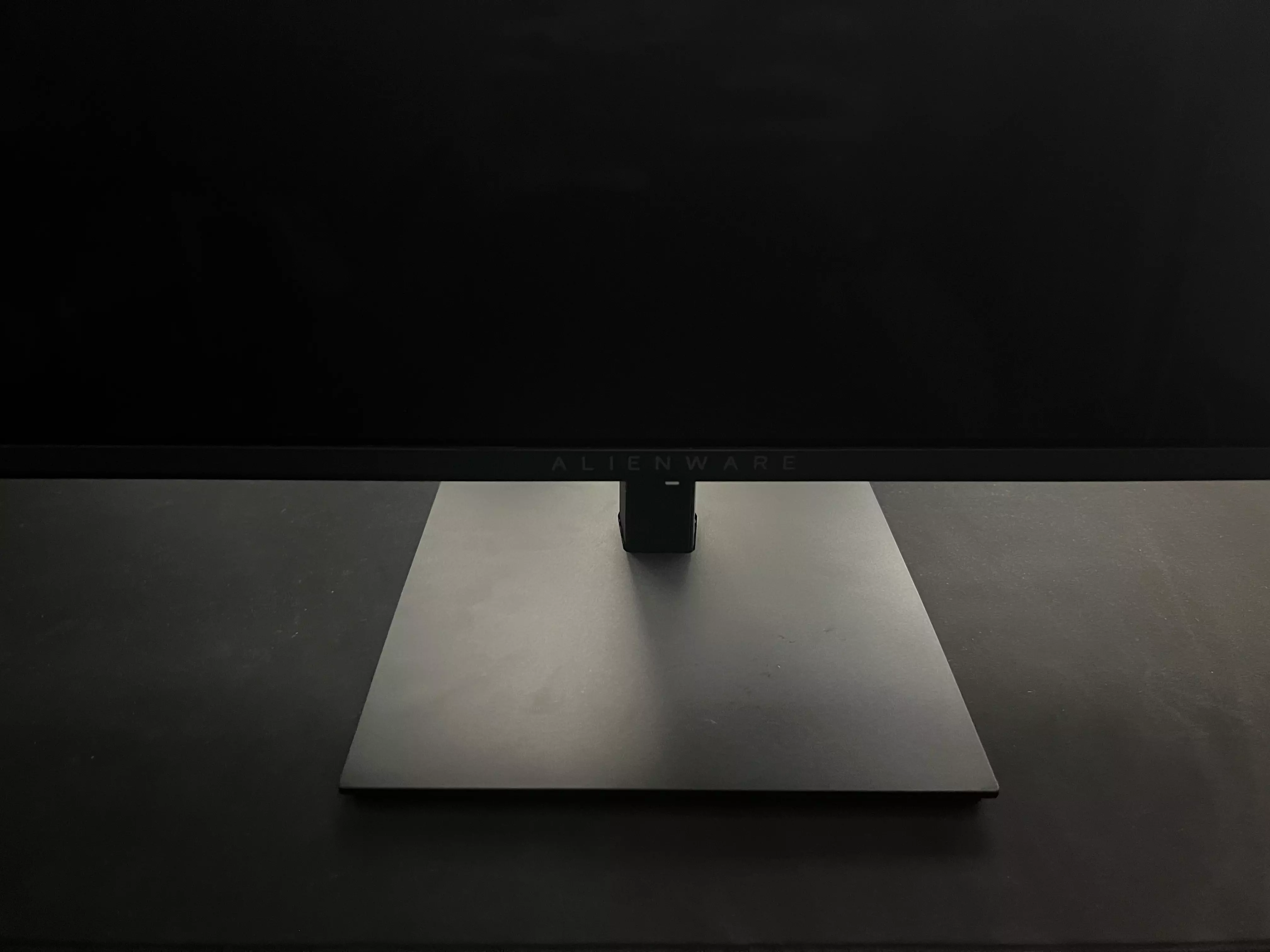 Socle plat de l'Alienware AW2726DM avec lettrage Alienware sous la dalle