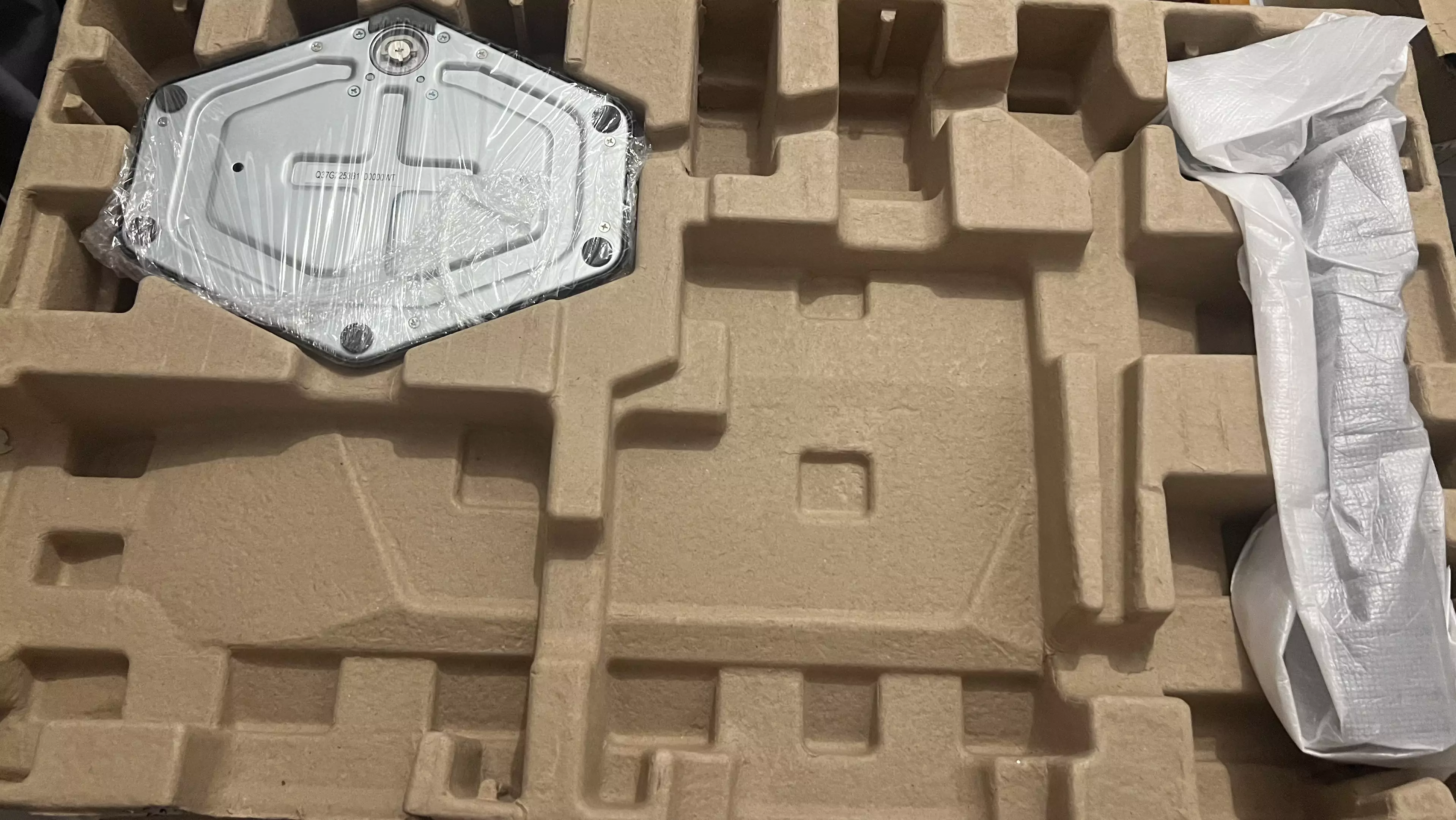 Socle et pied du AOC 27G4ZR rangés dans leur emballage