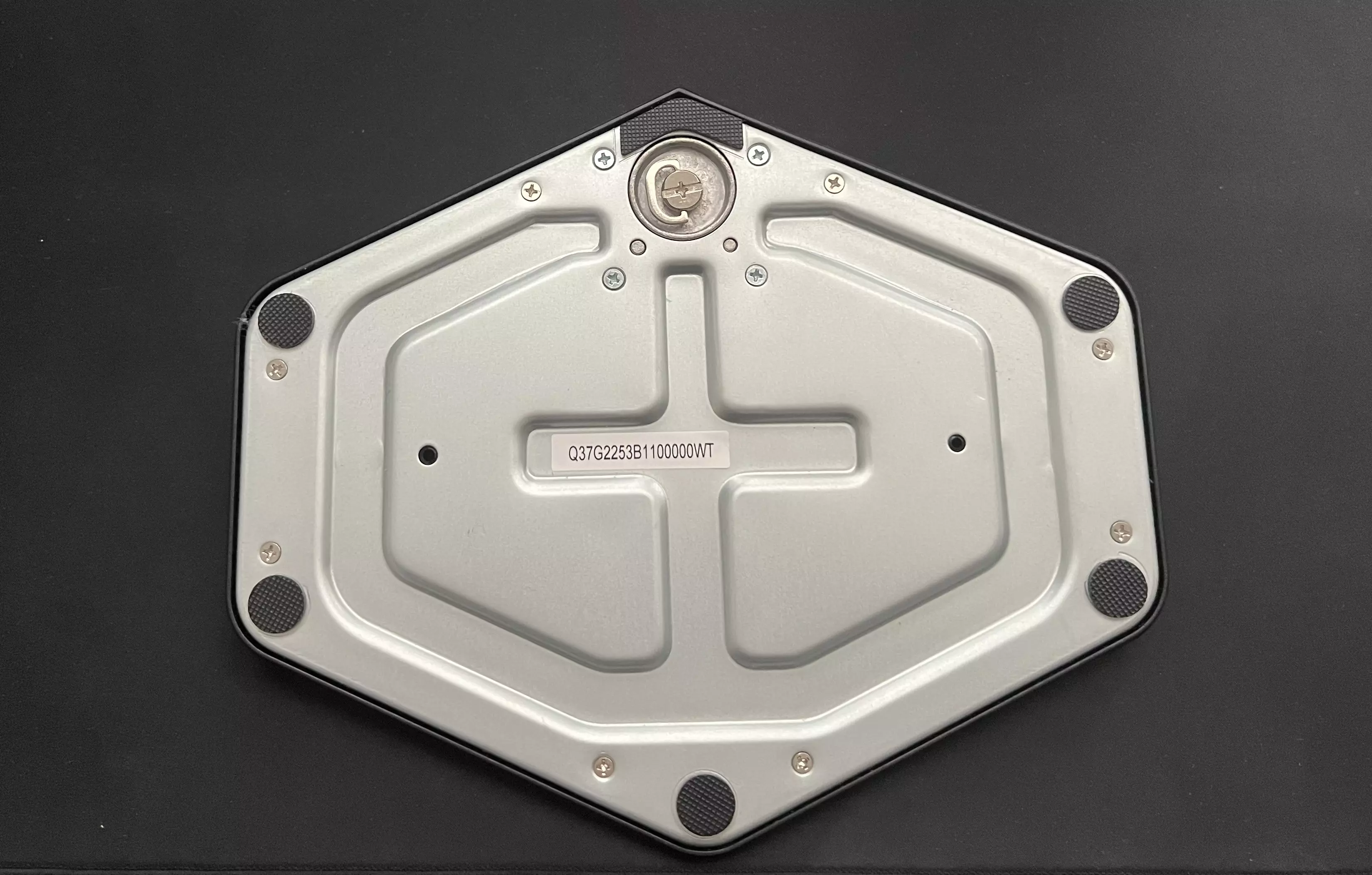 Dessous du socle métallique du moniteur AOC 27G4ZR