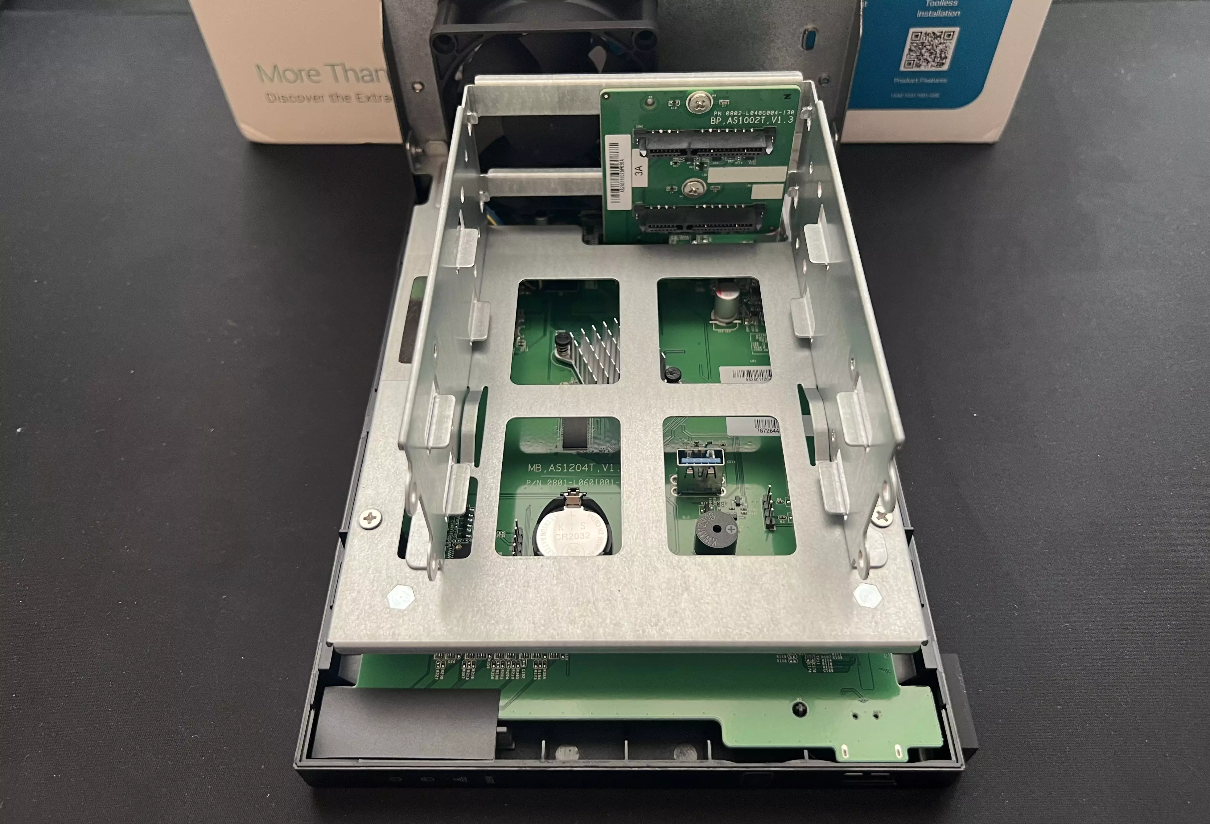 Fond de panier SATA du Asustor Drivestor 2 Gen2 avec les deux connecteurs pour disques durs