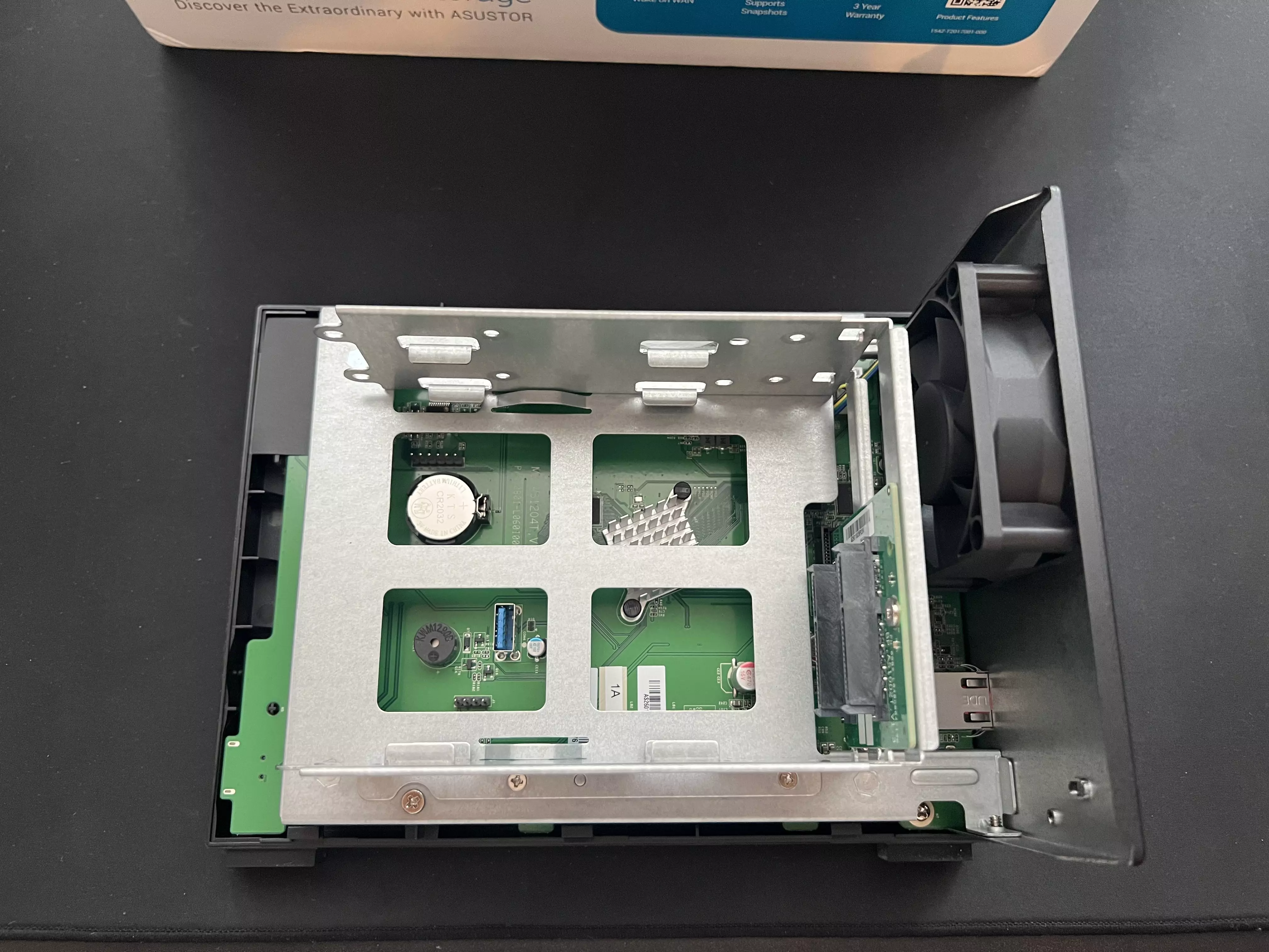 Baies du Asustor Drivestor 2 Gen2 avec vue sur la carte mère et le ventilateur
