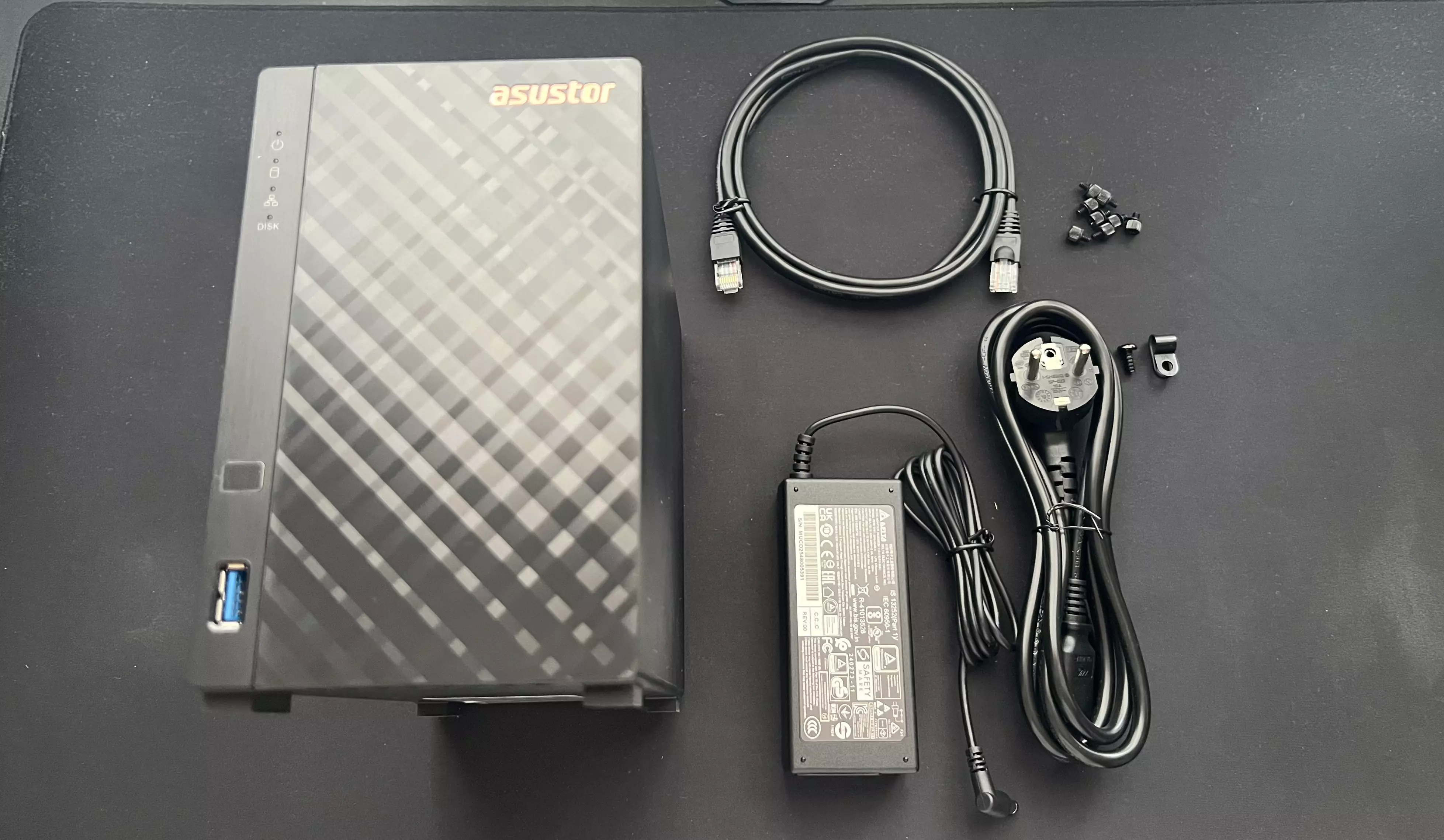 Contenu de la boîte du Asustor Drivestor 2 Gen2 avec NAS, câble réseau, alimentation et vis