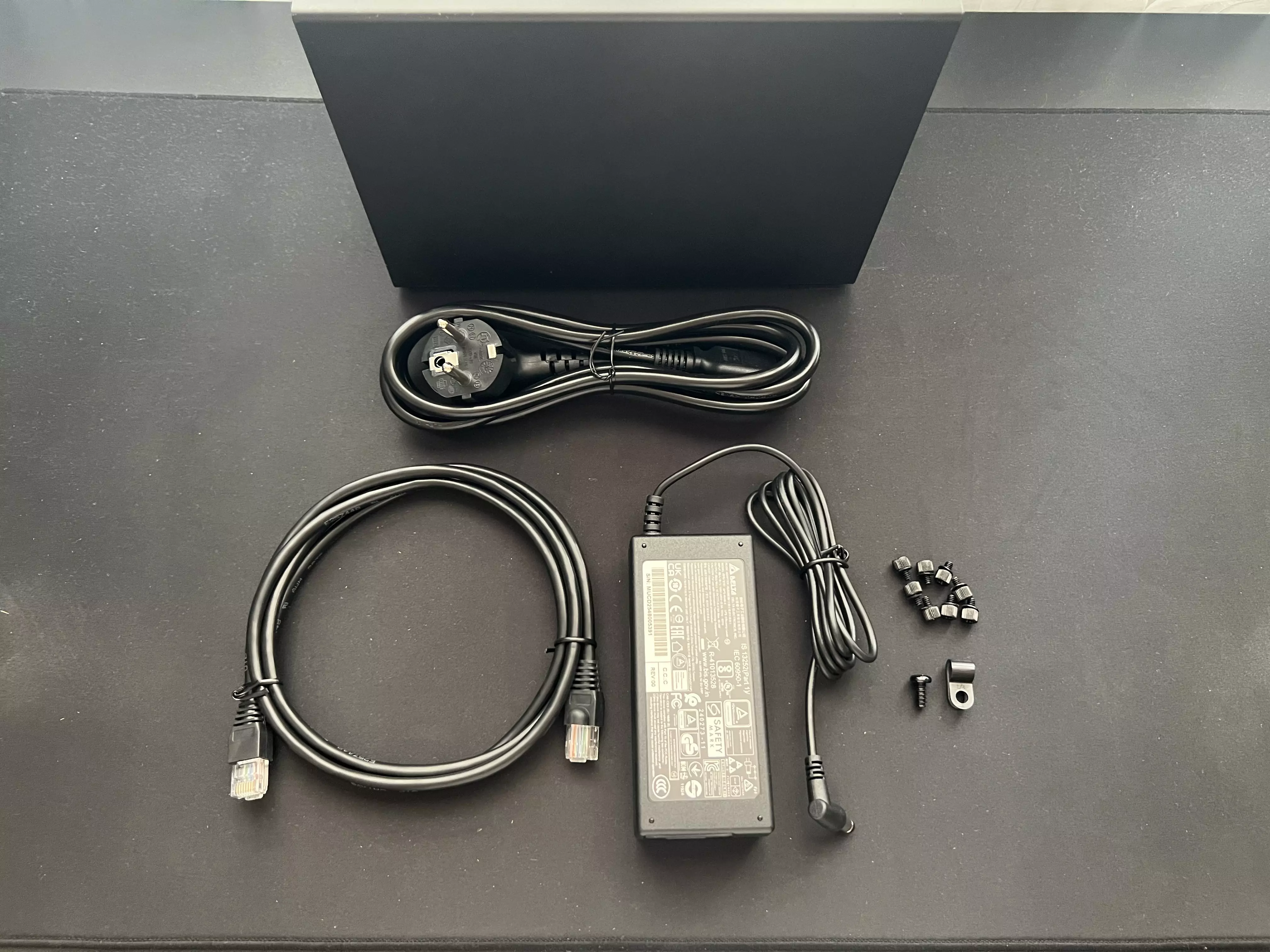 Câbles et accessoires fournis avec le Asustor Drivestor 2 Gen2