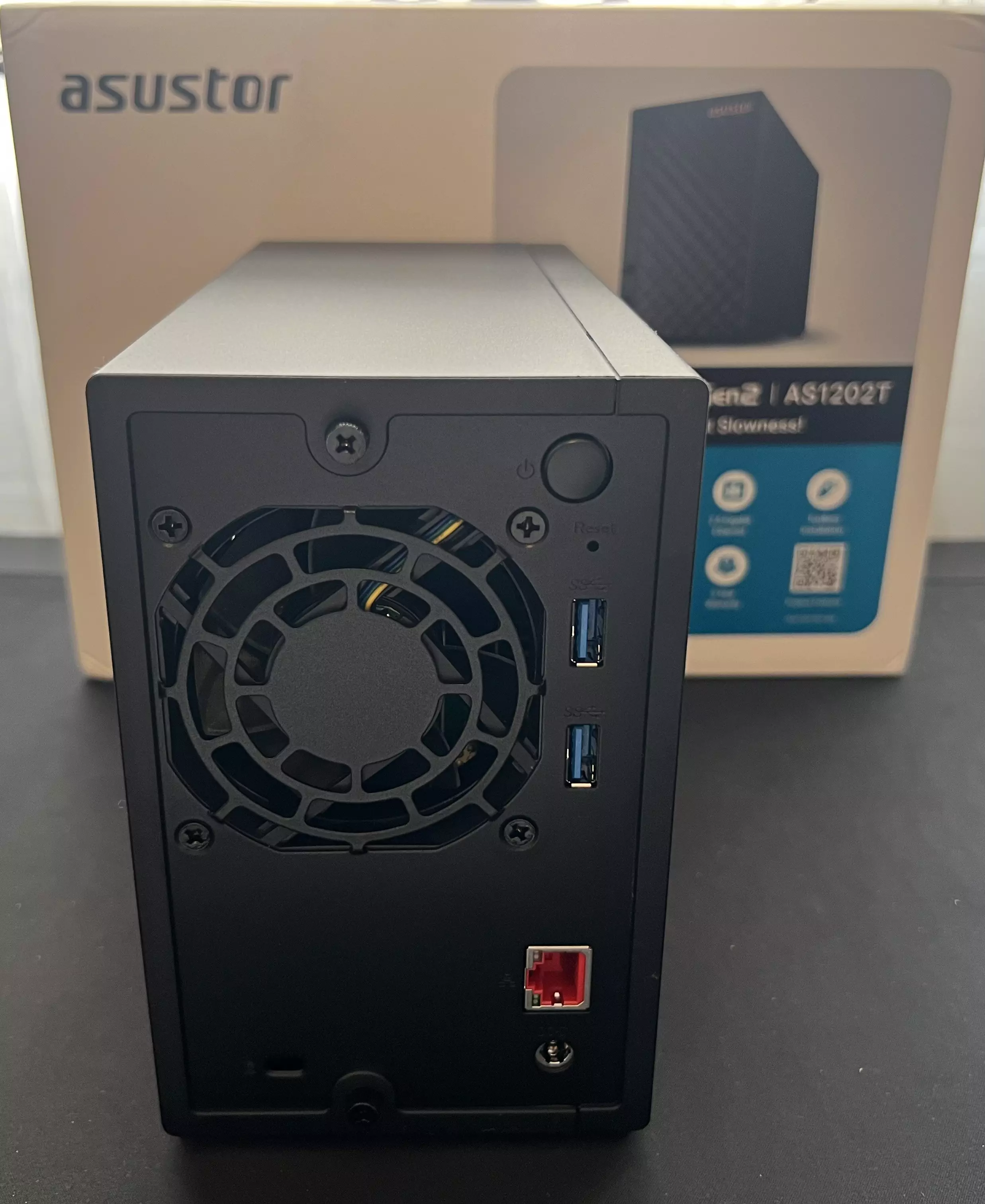 Face arrière du Asustor Drivestor 2 Gen2 avec ventilateur 70 mm, ports USB et port 2,5 GbE rouge