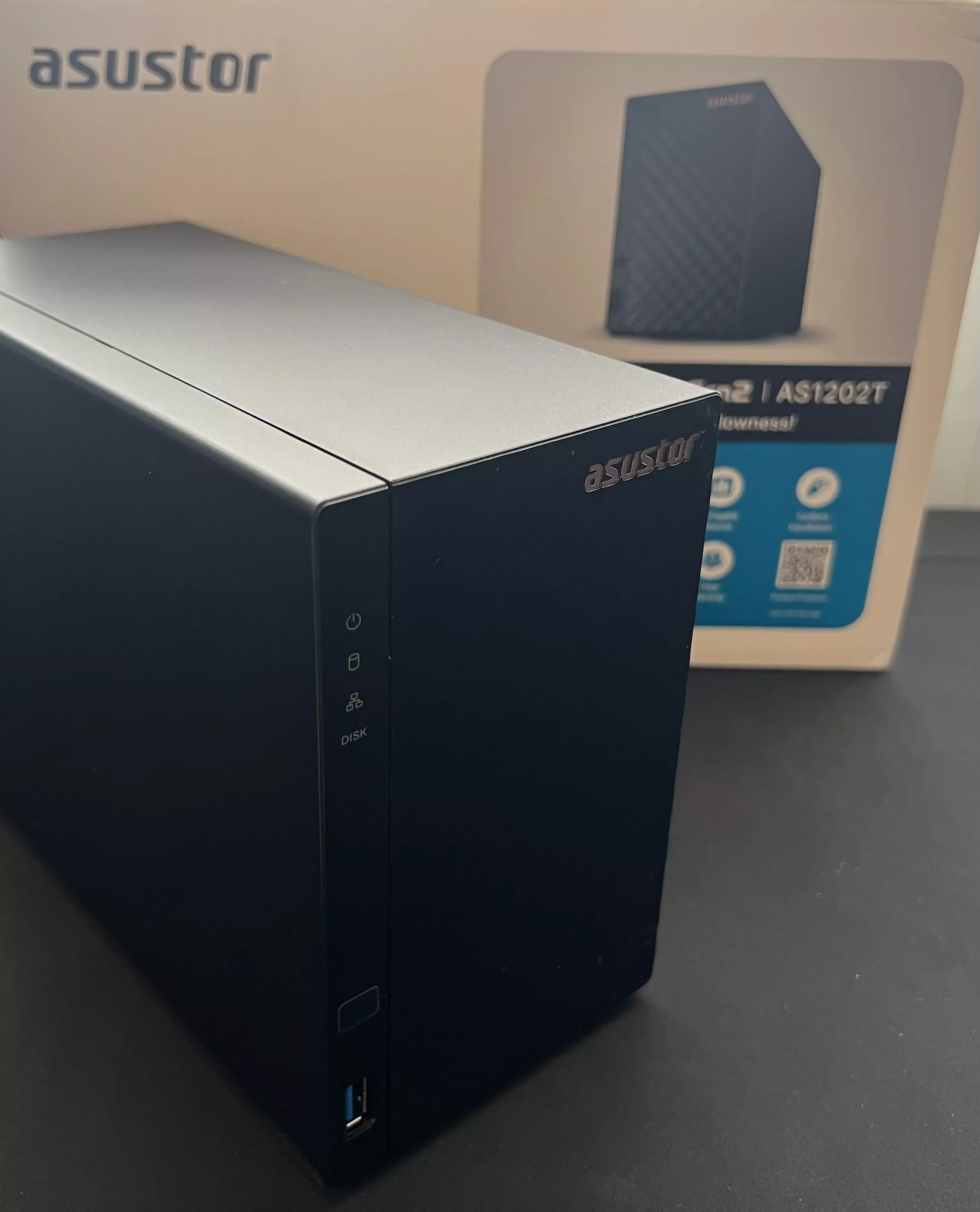 Face avant du Asustor Drivestor 2 Gen2 avec motif losanges, LED et port USB