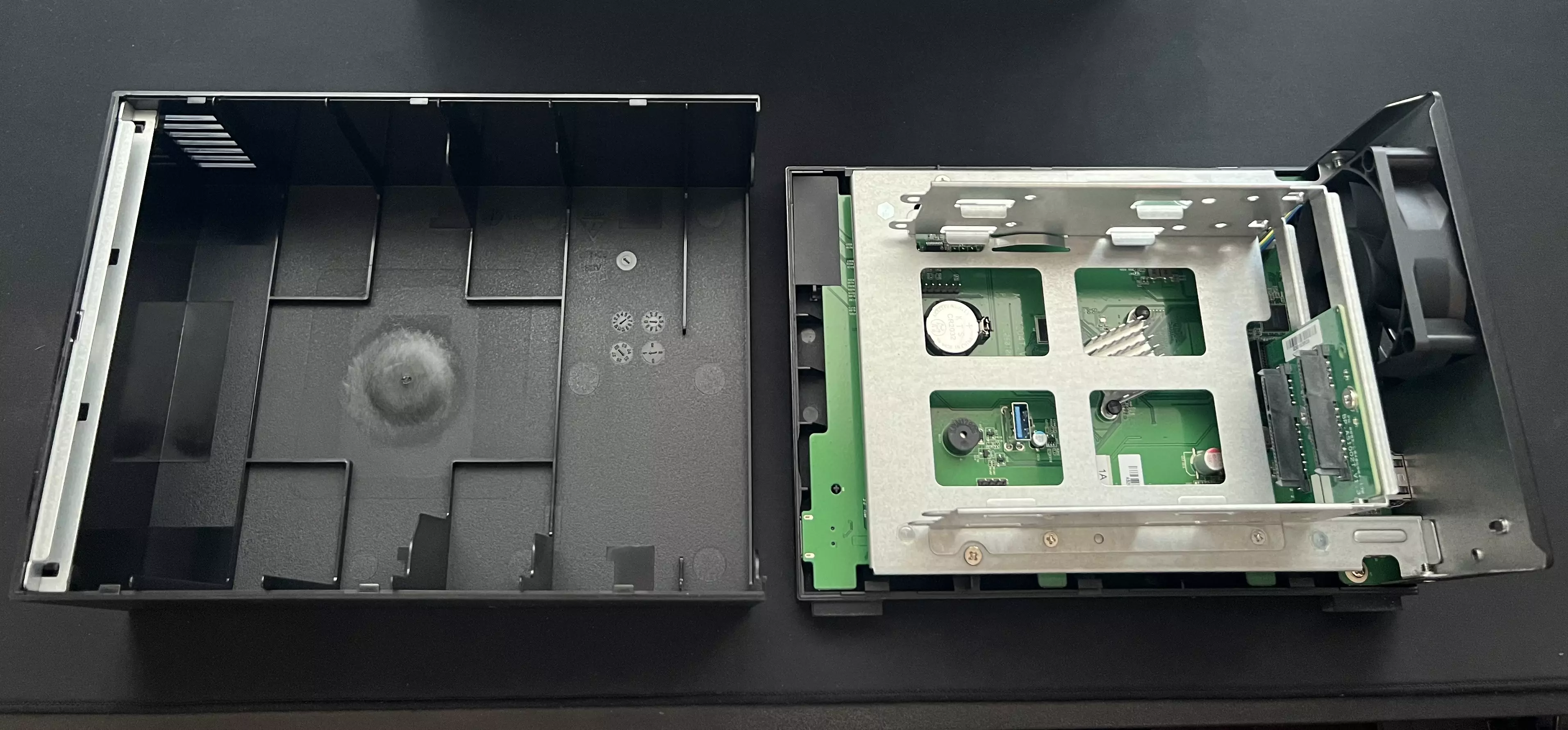 Intérieur du Asustor Drivestor 2 Gen2 avec la coque retirée et la cage à disques
