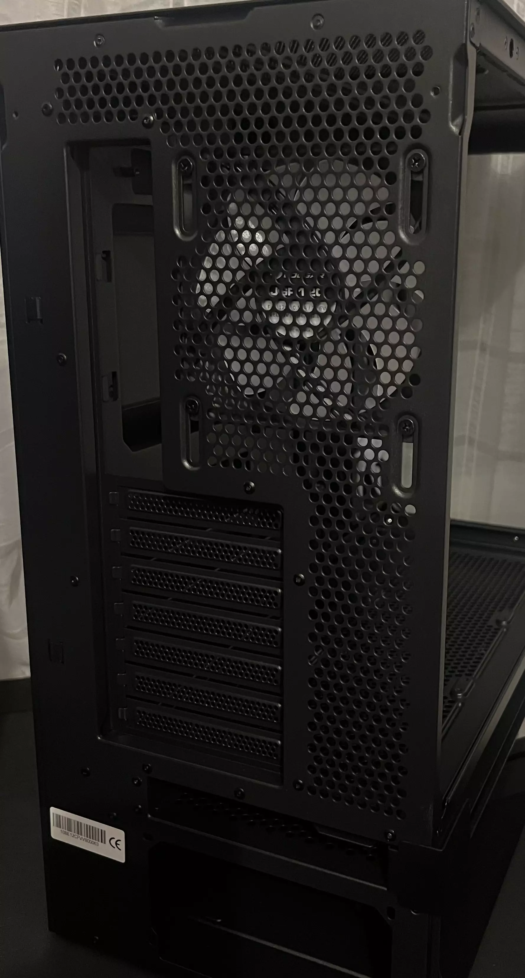 Arrière du Cougar CFV235 Vision avec ventilation et slots PCI