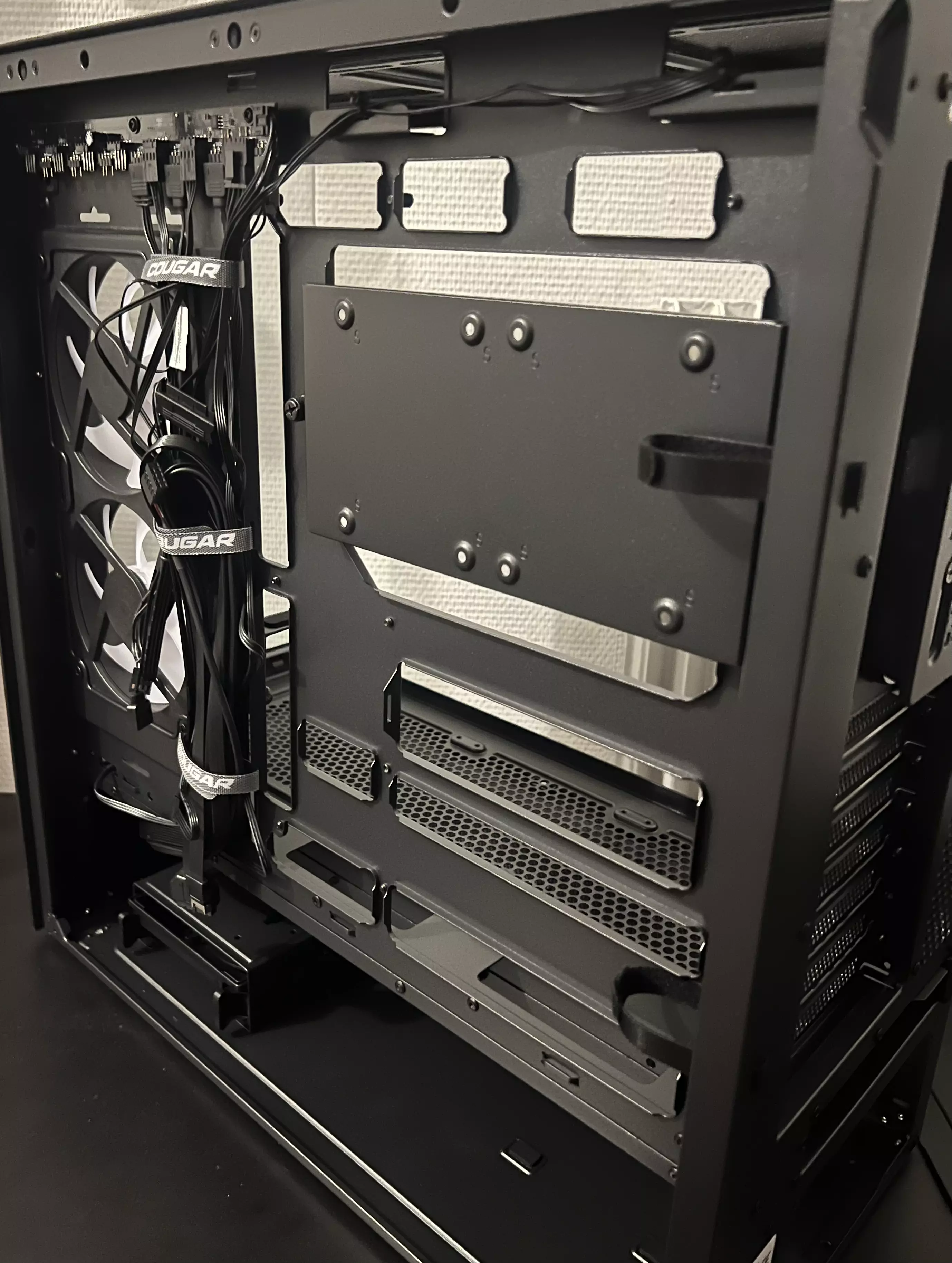 Espace de cable management à l’arrière du Cougar CFV235 Vision