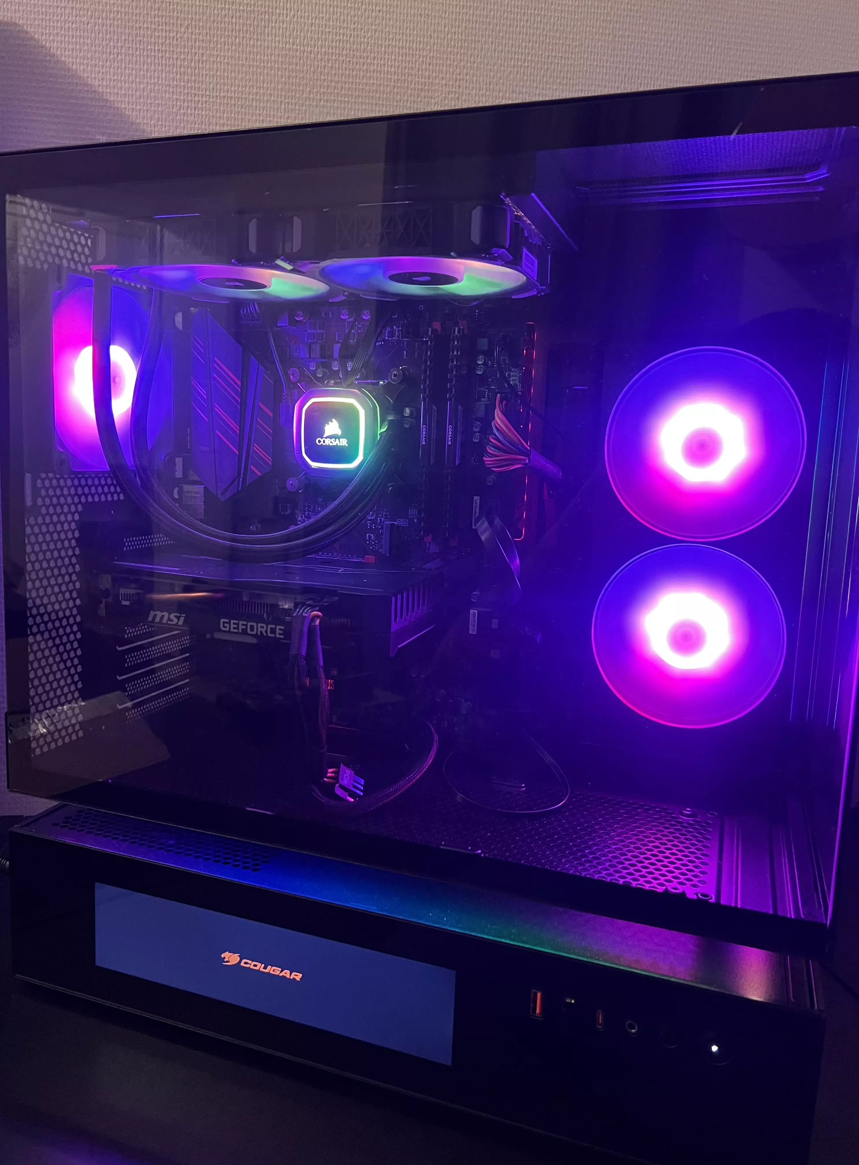 Configuration complète montée dans le Cougar CFV235 Vision avec écran LCD