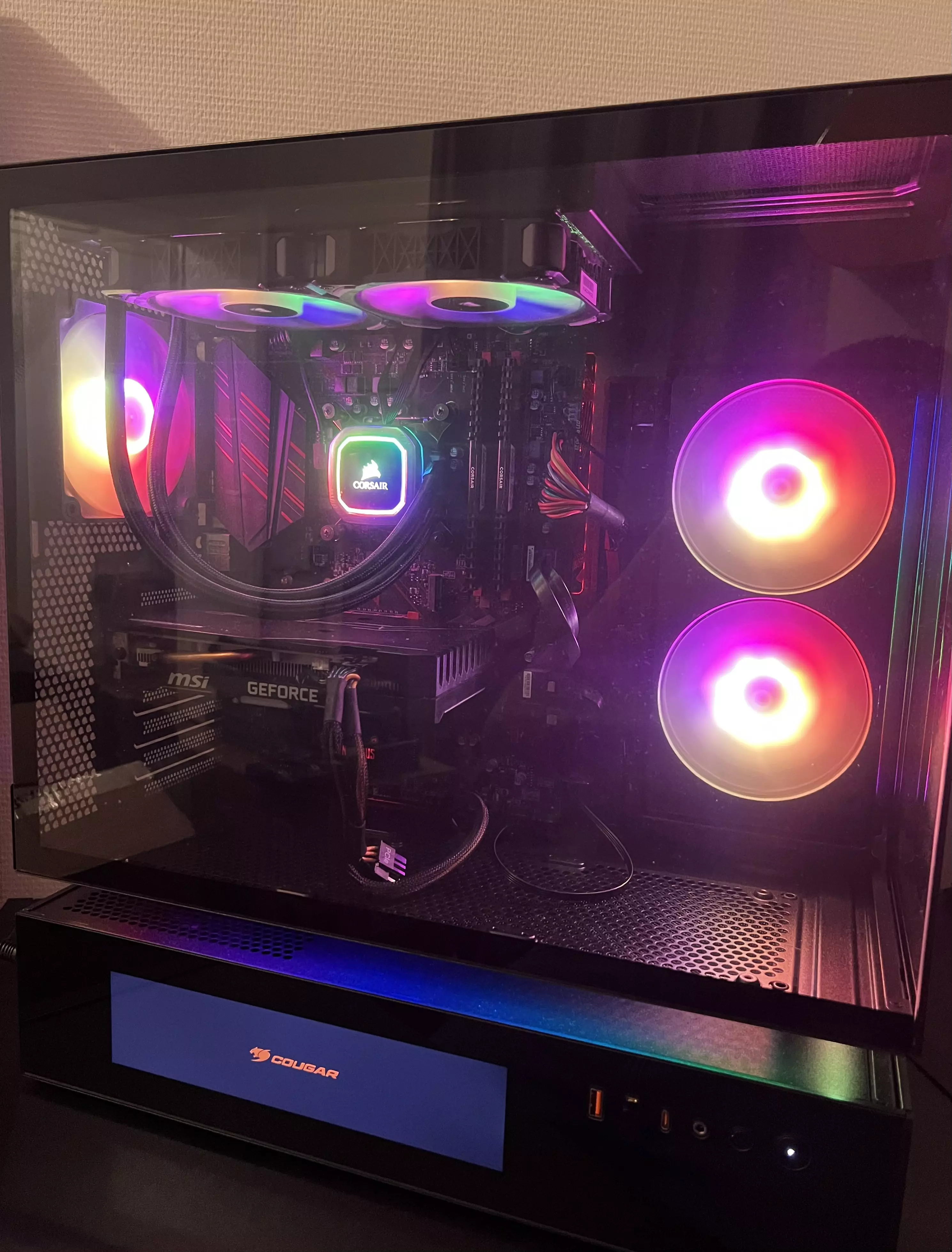 Éclairage RGB multicolore du Cougar CFV235 Vision