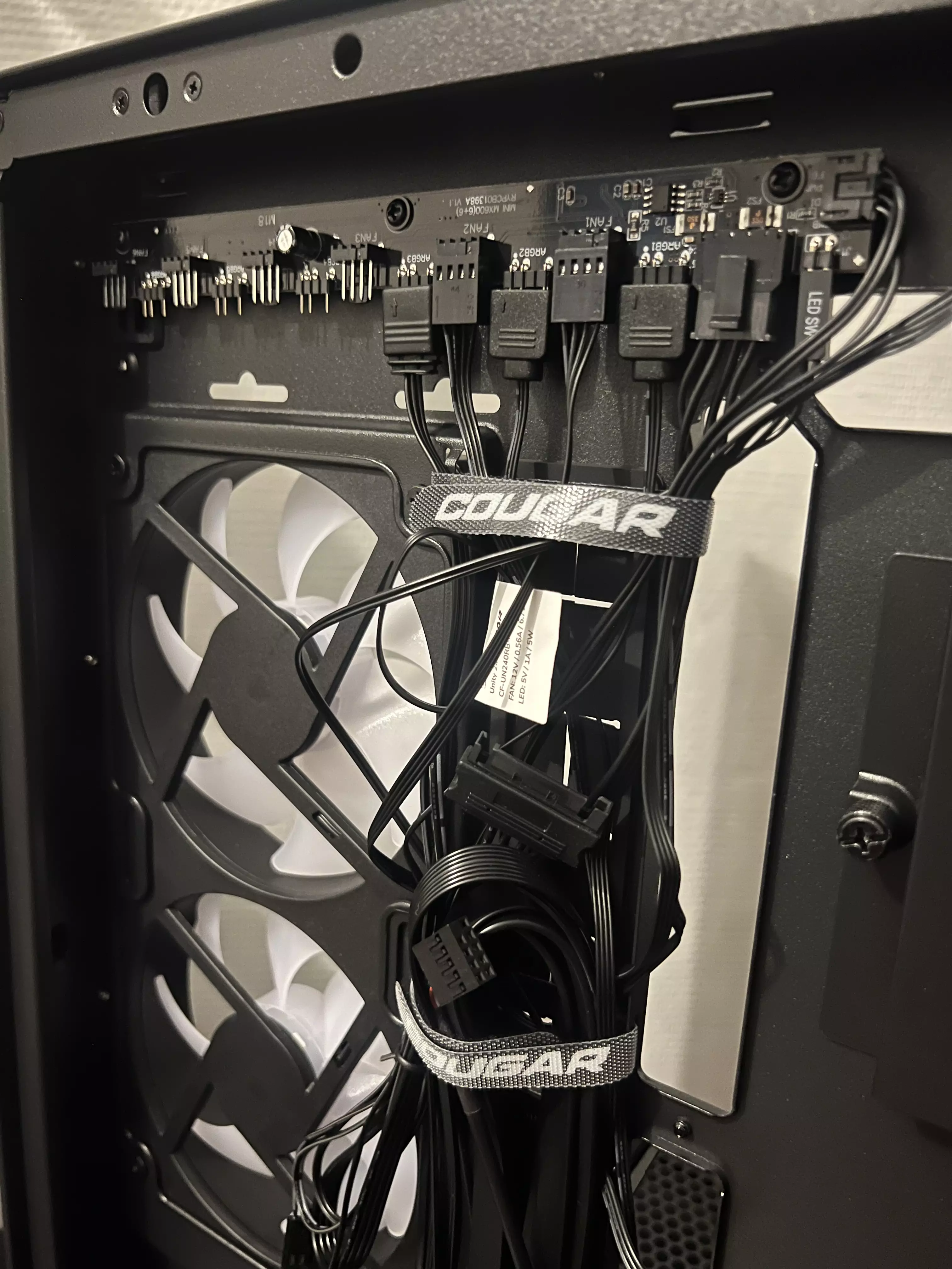 Hub RGB et PWM intégré au Cougar CFV235 Vision