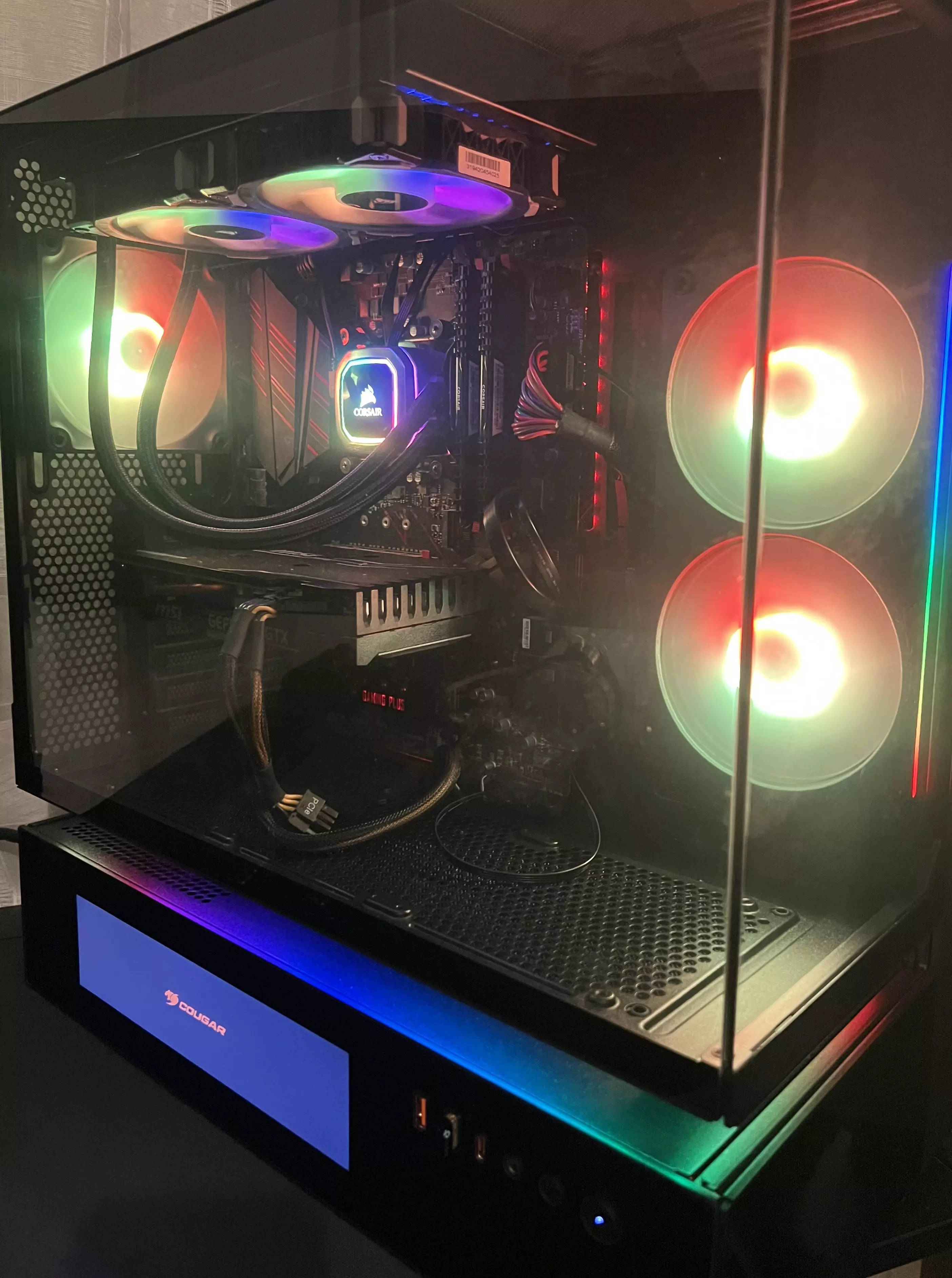 PC monté dans le Cougar CFV235 Vision avec écran LCD et RGB
