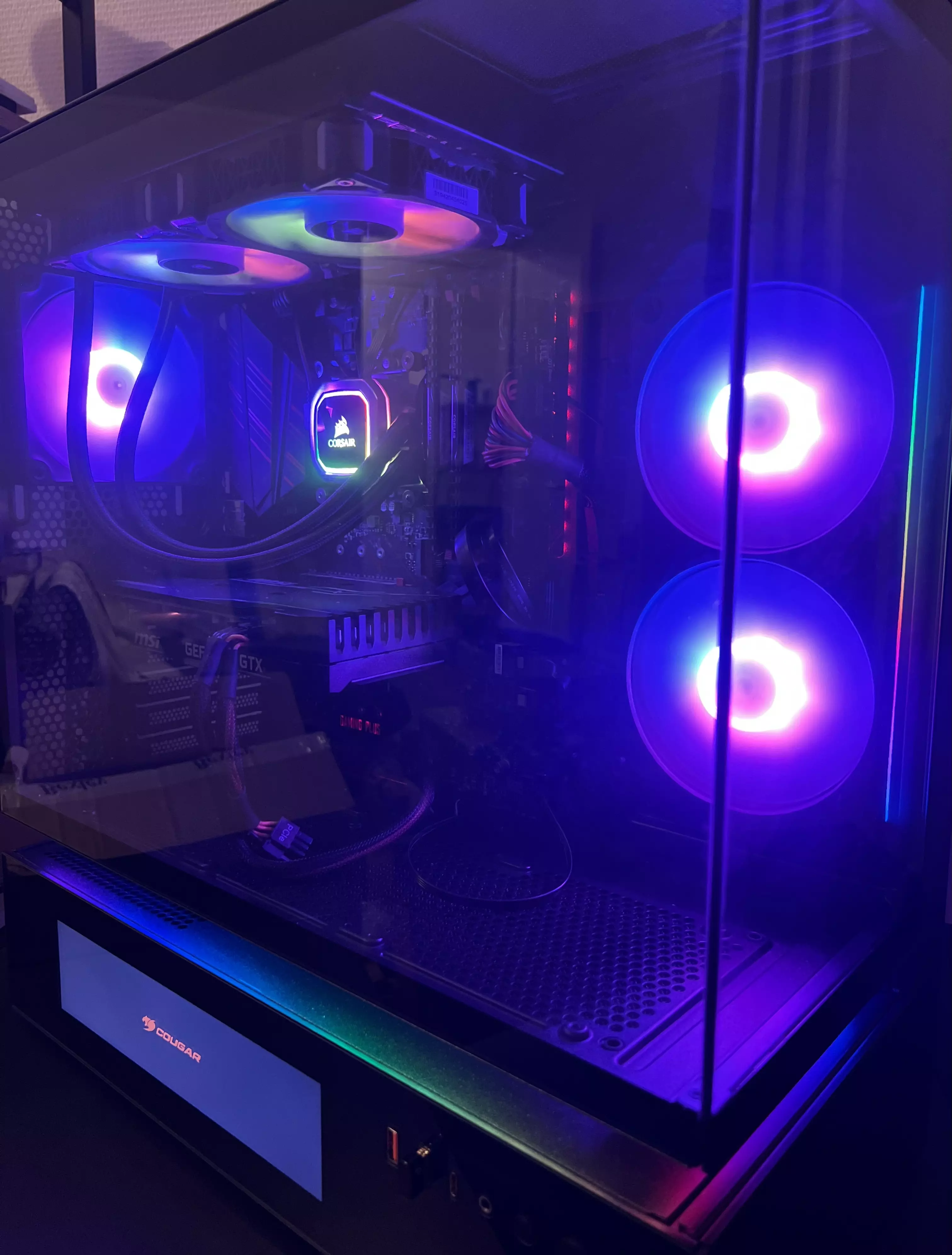 Cougar CFV235 Vision avec éclairage RGB bleu et violet