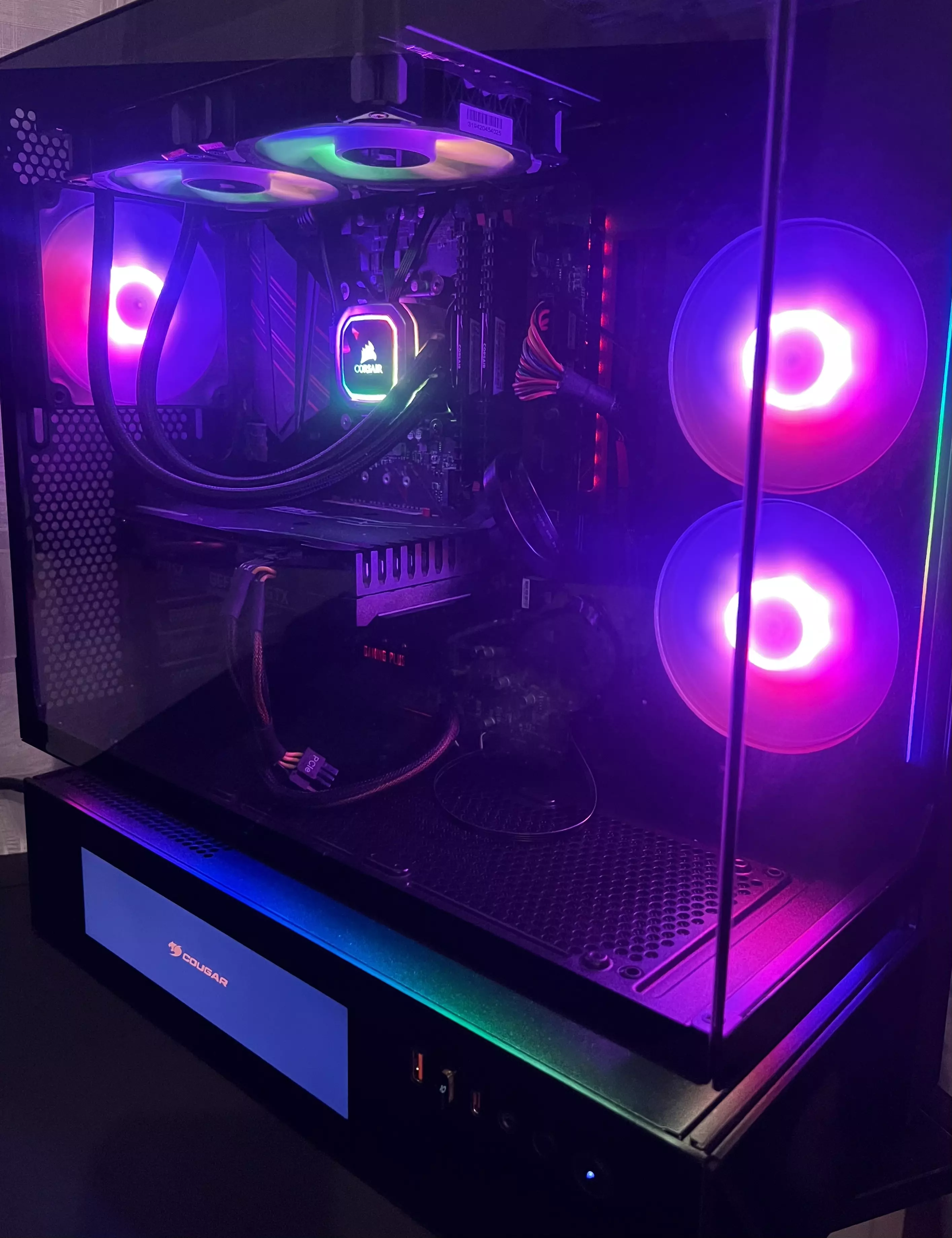 Éclairage RGB violet et rose du Cougar CFV235 Vision