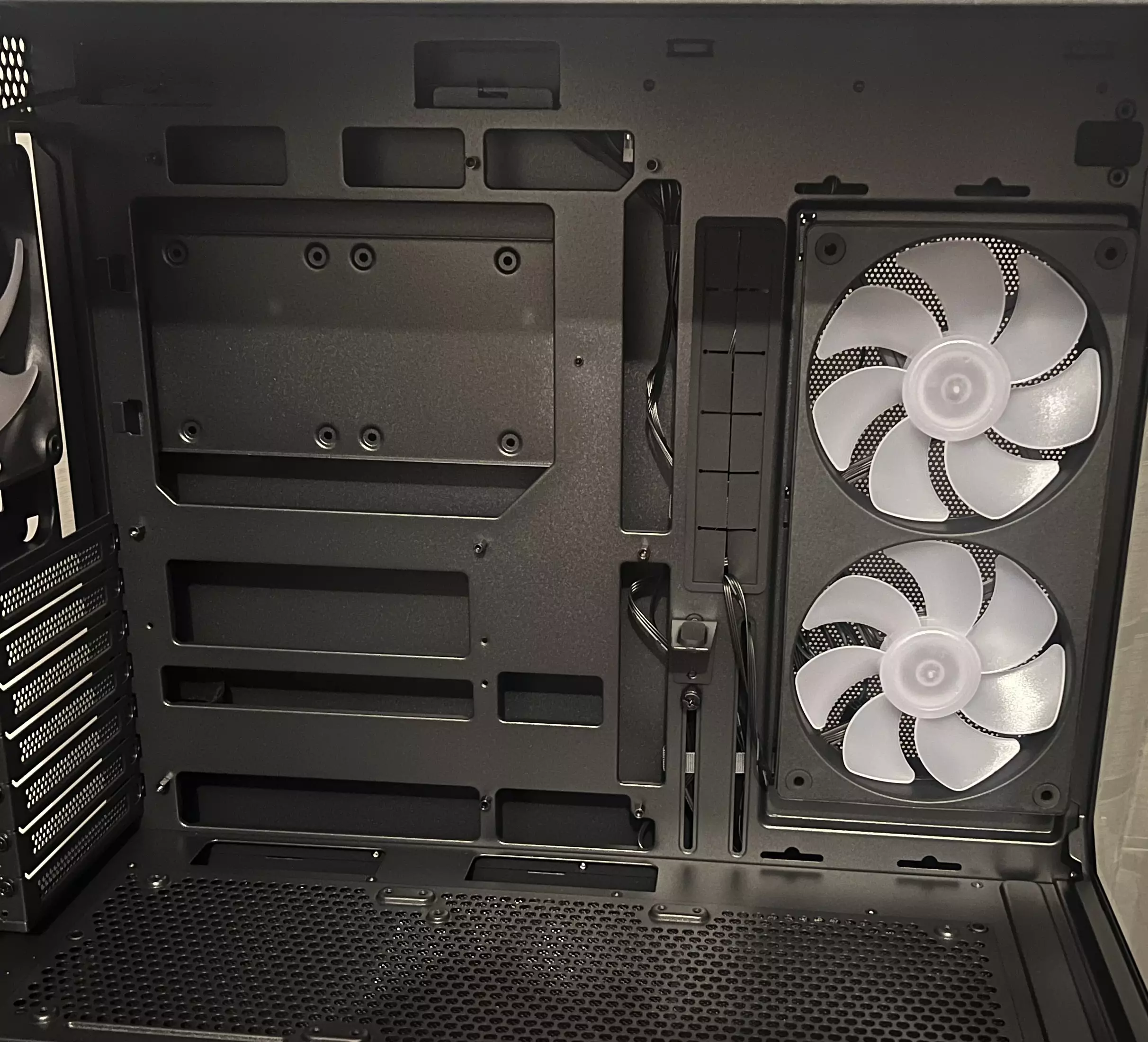 Ventilation latérale du Cougar CFV235 Vision avec deux ventilateurs préinstallés