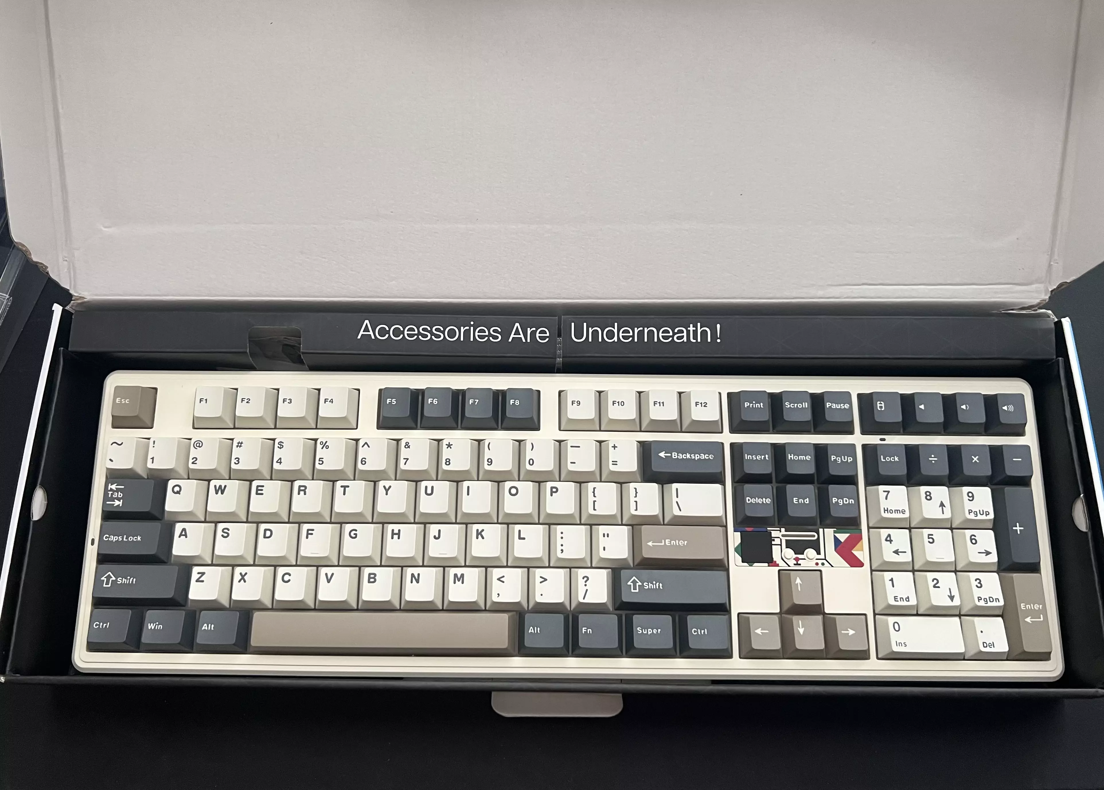 Clavier EPOMAKER x AULA F108 Pro V2 dans sa boîte