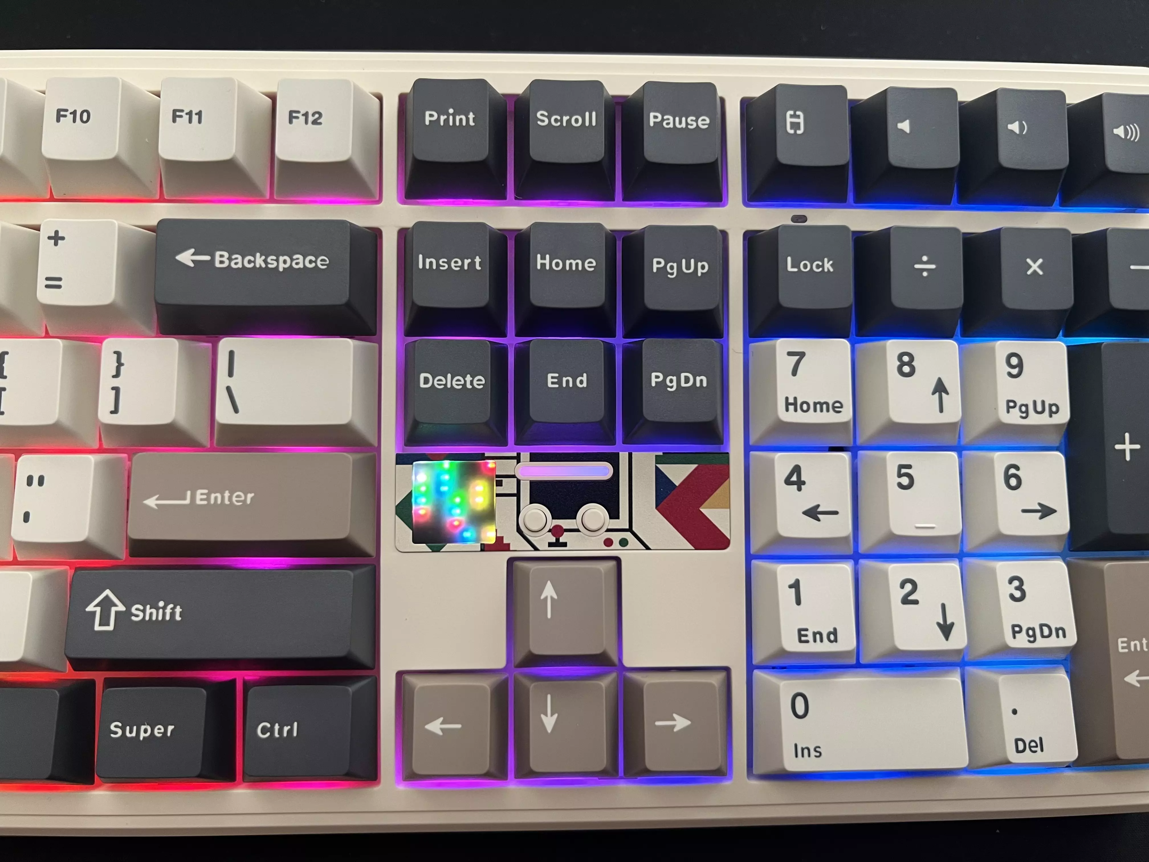 Écran pixel et éclairage RGB du EPOMAKER x AULA F108 Pro V2