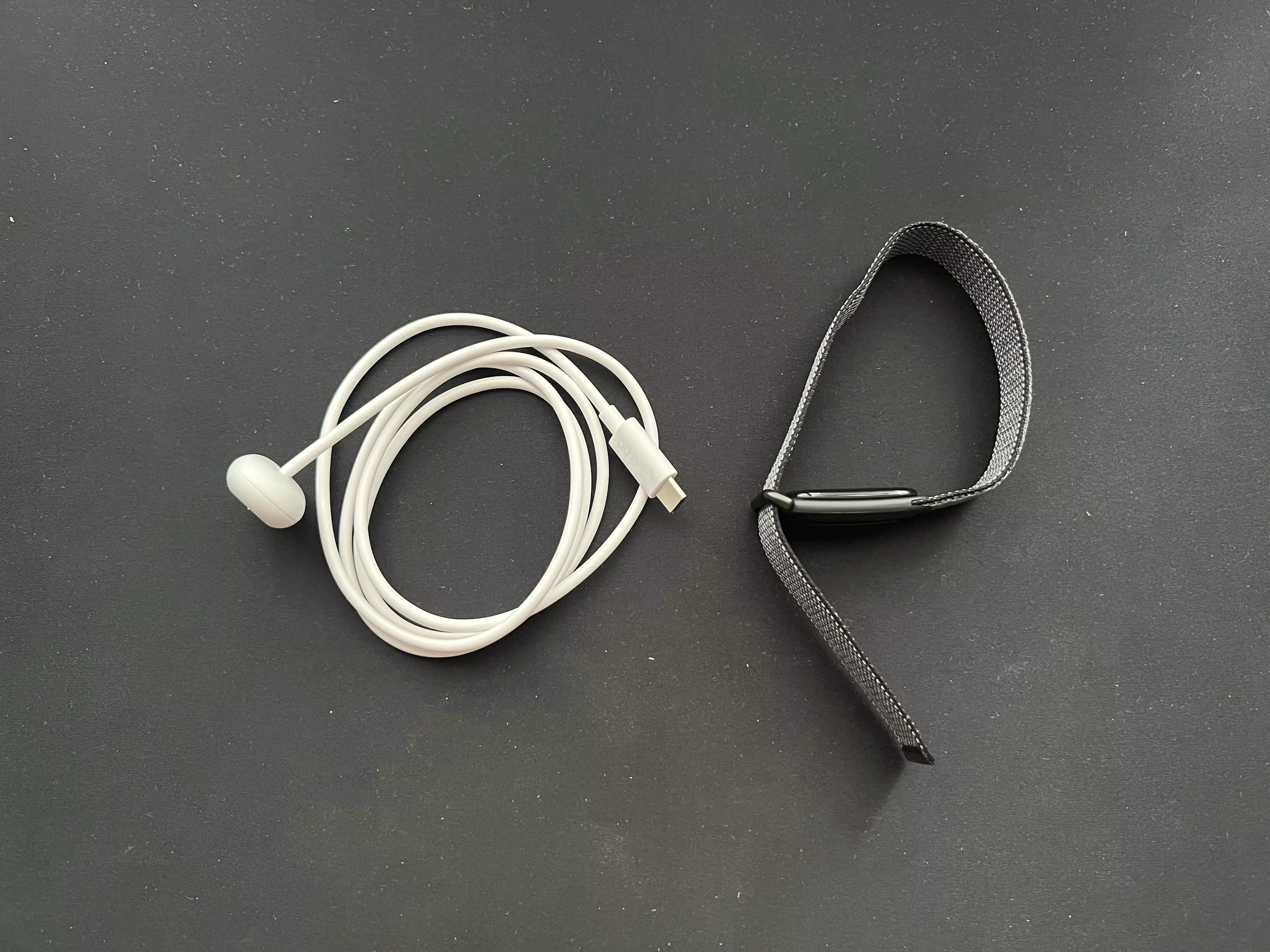 Google Fitbit Air avec son câble de recharge