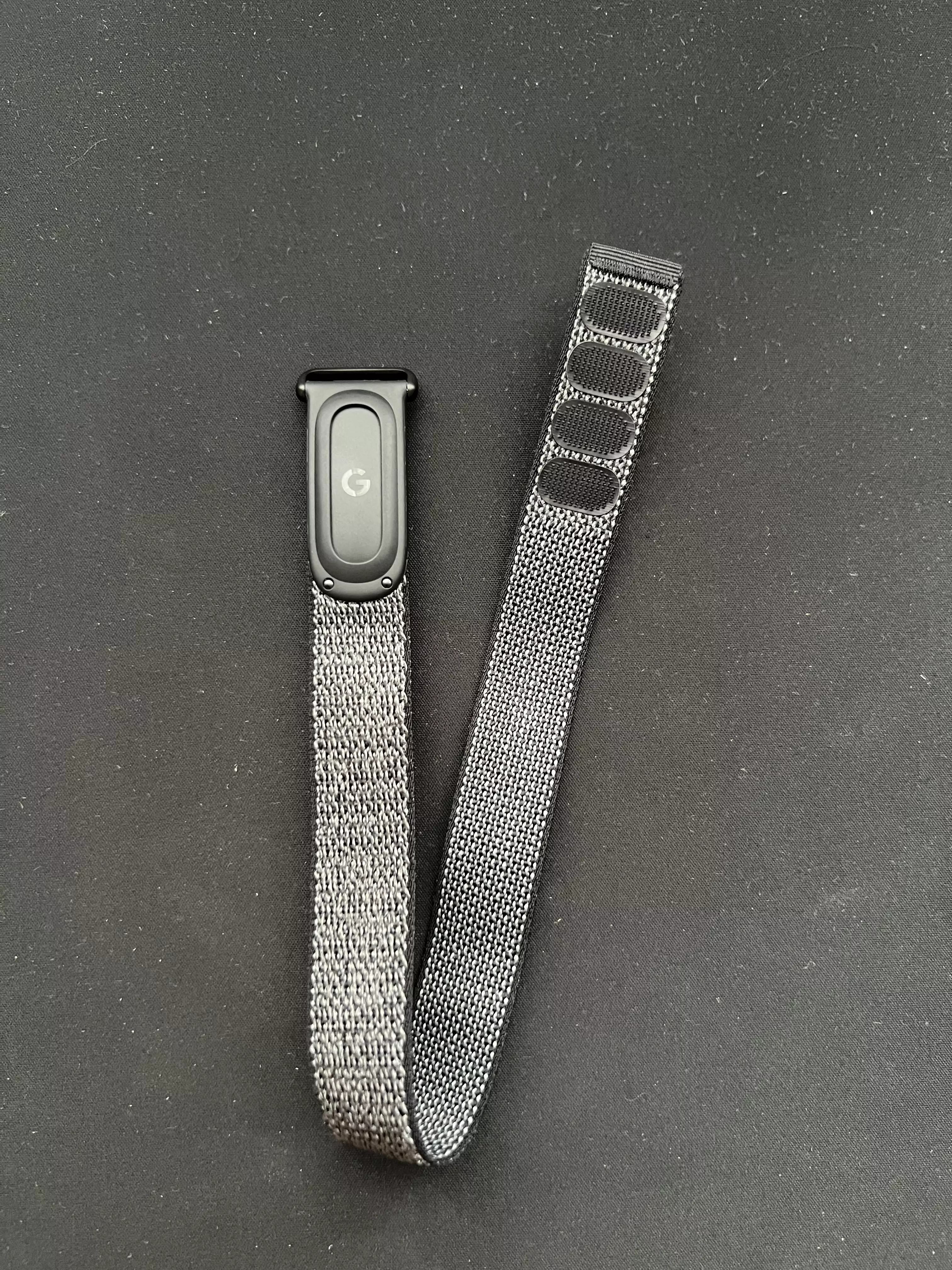Google Fitbit Air noir vu de face avec logo Google