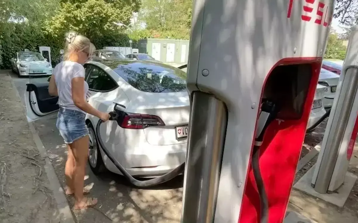 Tesla ouvre 9 Superchargeurs gratuits aux sinistrés des incendies, tous VE inclus