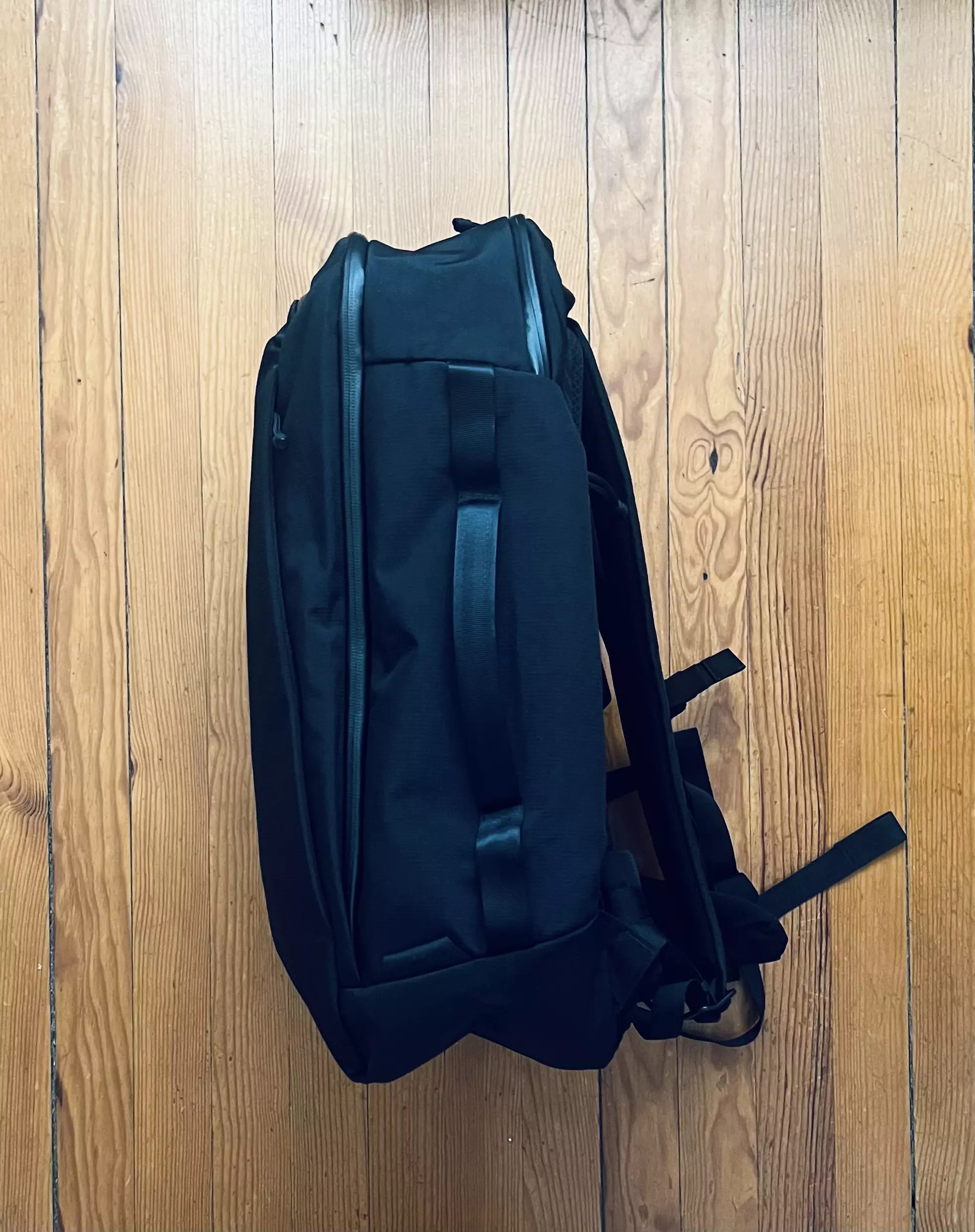 Profil de l'ALPAKA Traverse 38L montrant les bretelles rembourrées et le maintien latéral du sac