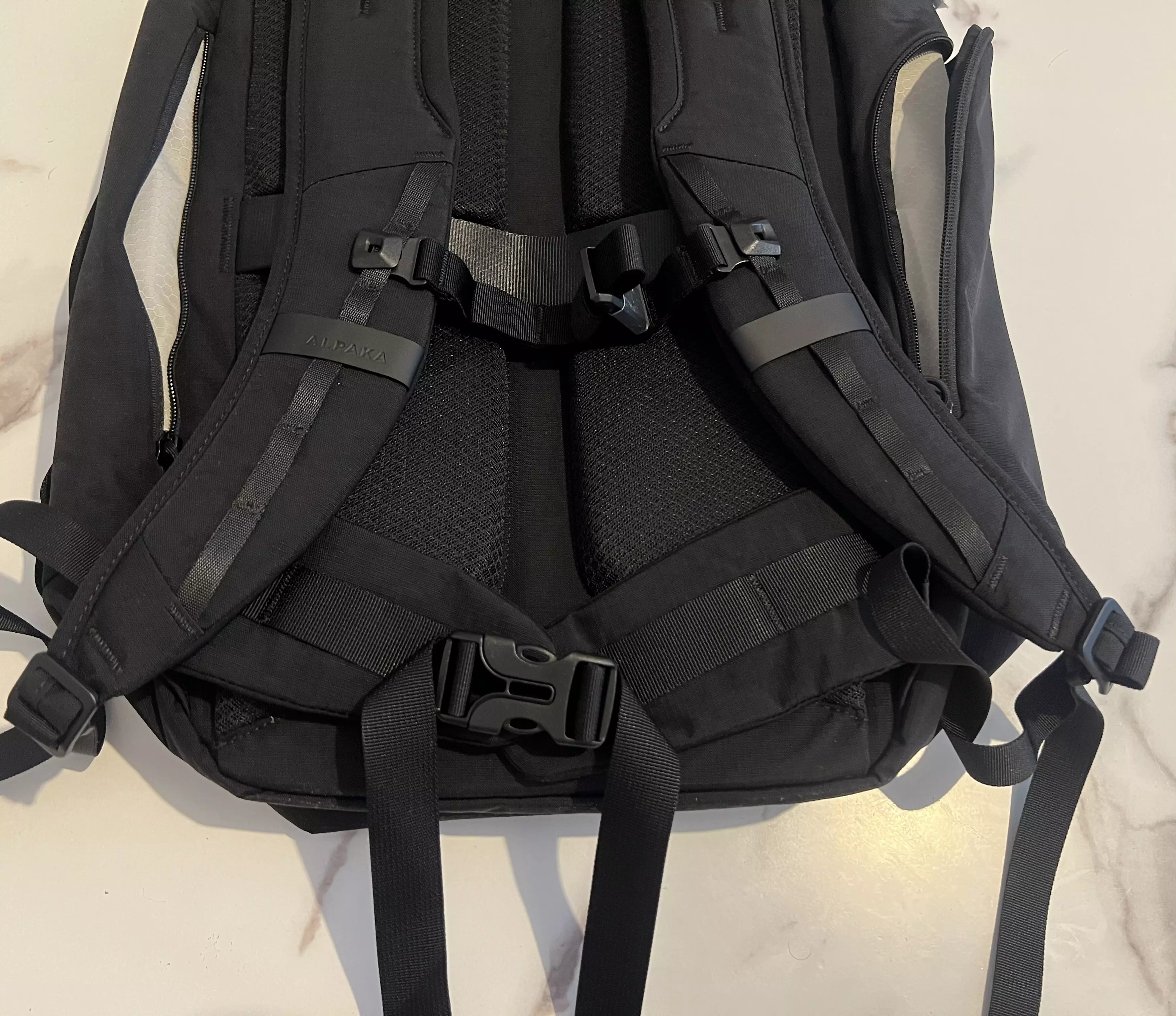 Sangle pectorale et ceinture ventrale de l’ALPAKA Traverse 38L