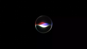 Siri AI sur un iPhone entouré de unes de journaux et de symboles de paiement