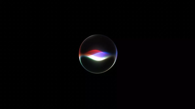 Siri AI sur un iPhone entouré de unes de journaux et de symboles de paiement