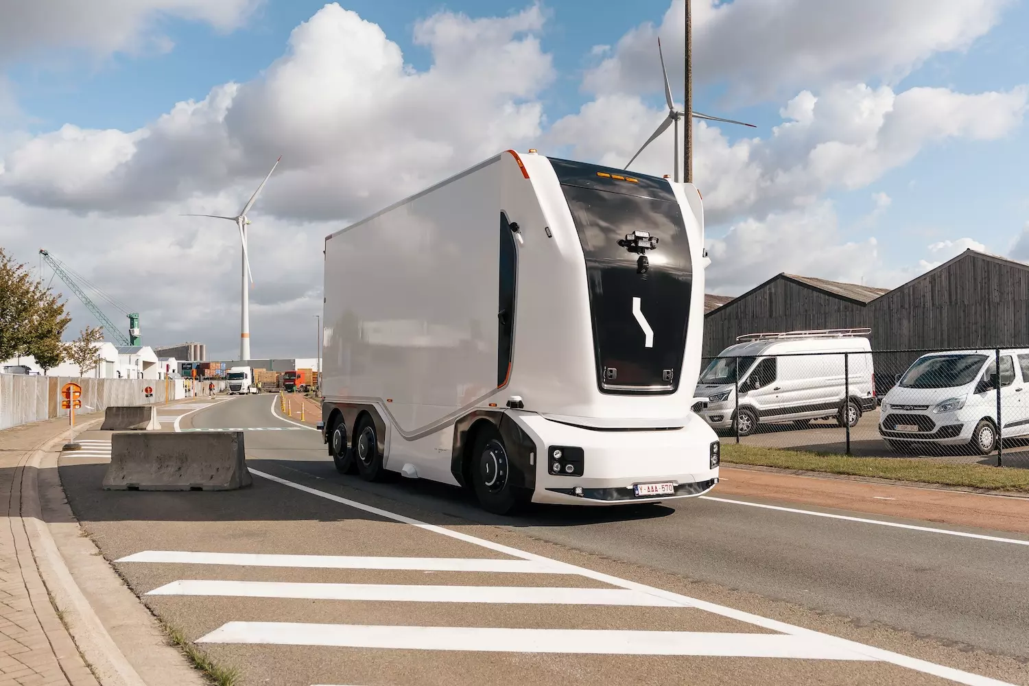 Camion autonome circulant sur une autoroute californienne
