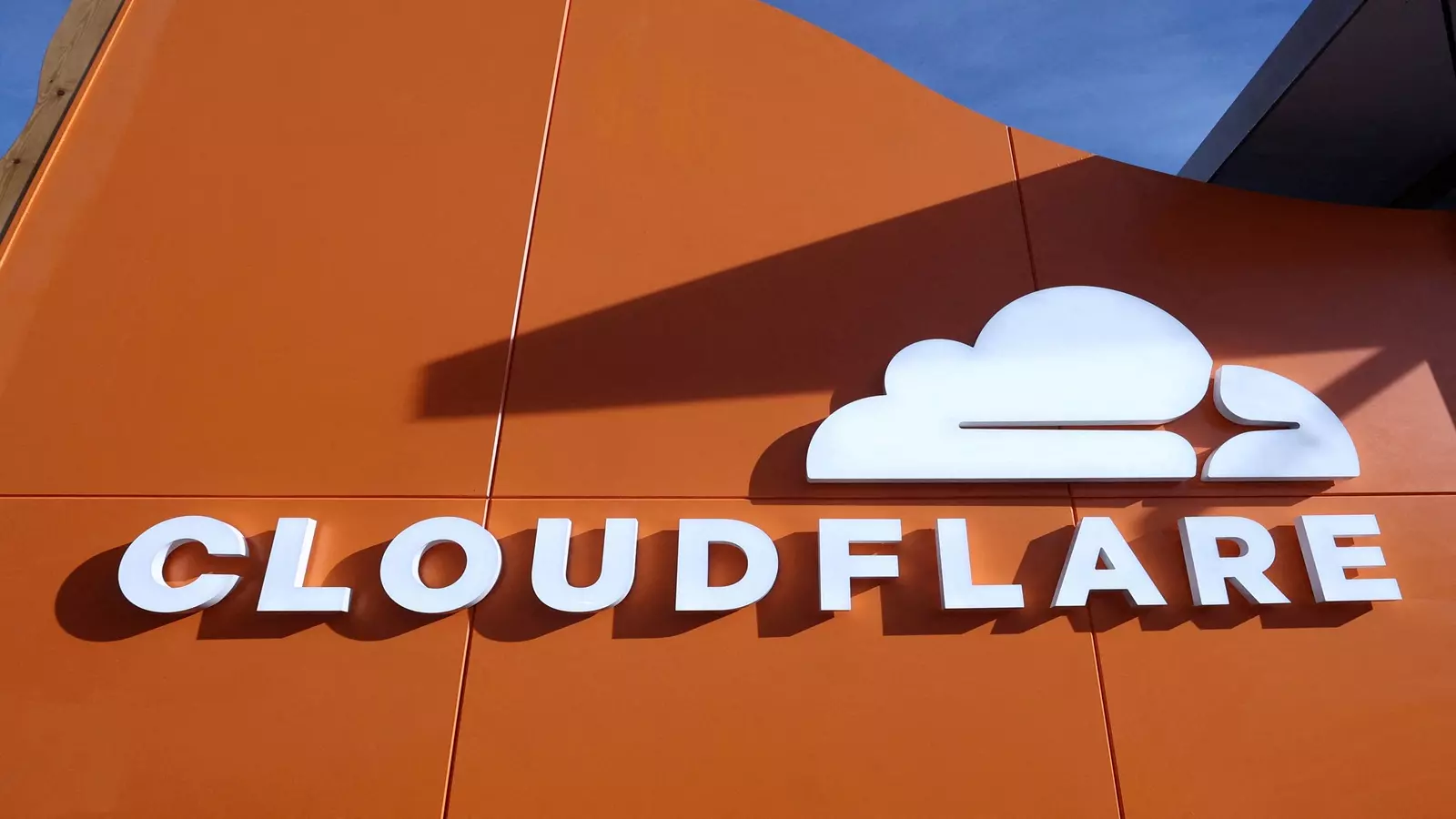 Cloudflare a bloqué 23,2 millions d’attaques DDoS en seulement six mois