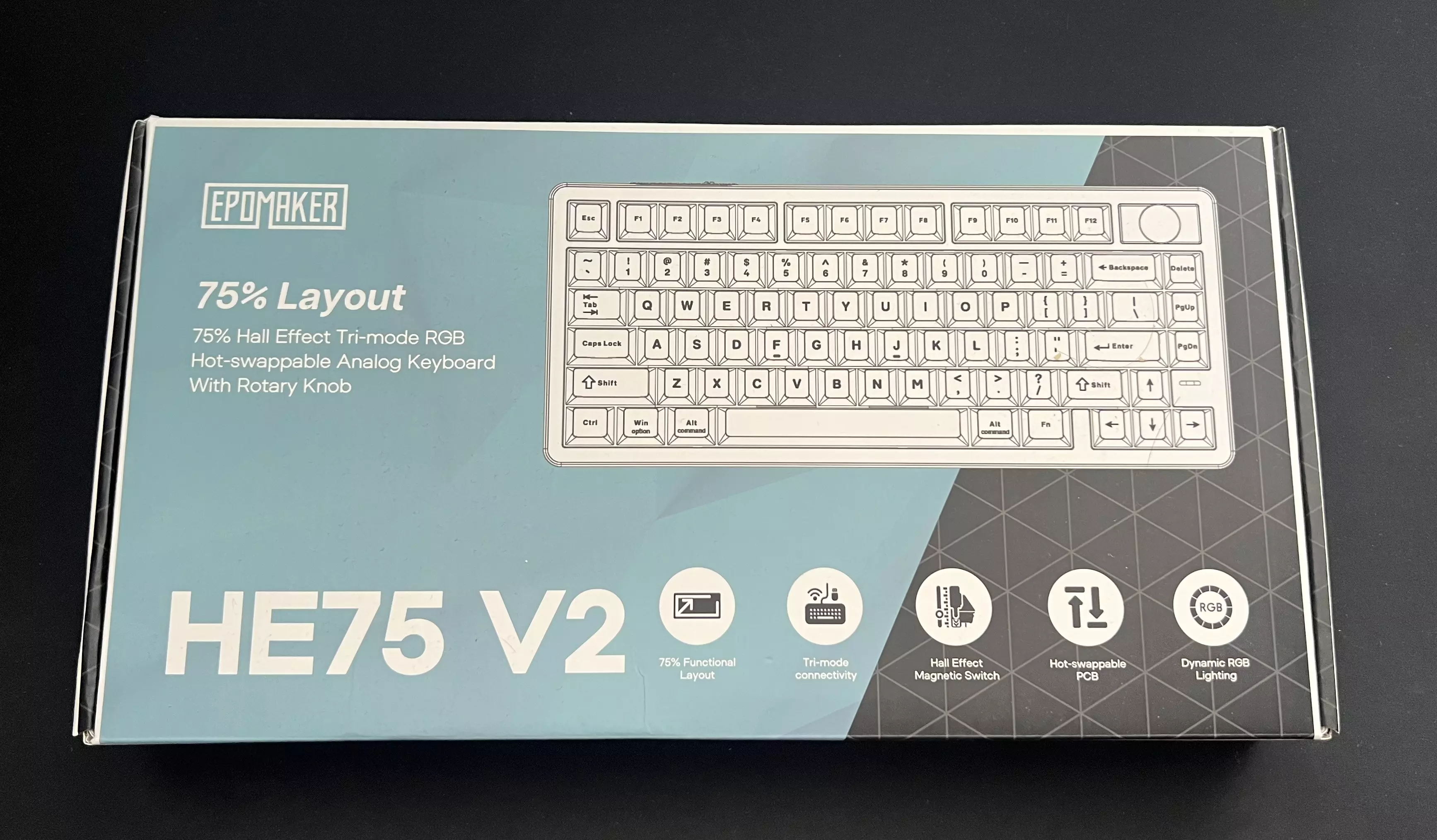 Boîte de l’EPOMAKER HE75 V2 avec les fonctions 75 %, Hall Effect, tri-mode et RGB indiquées en façade