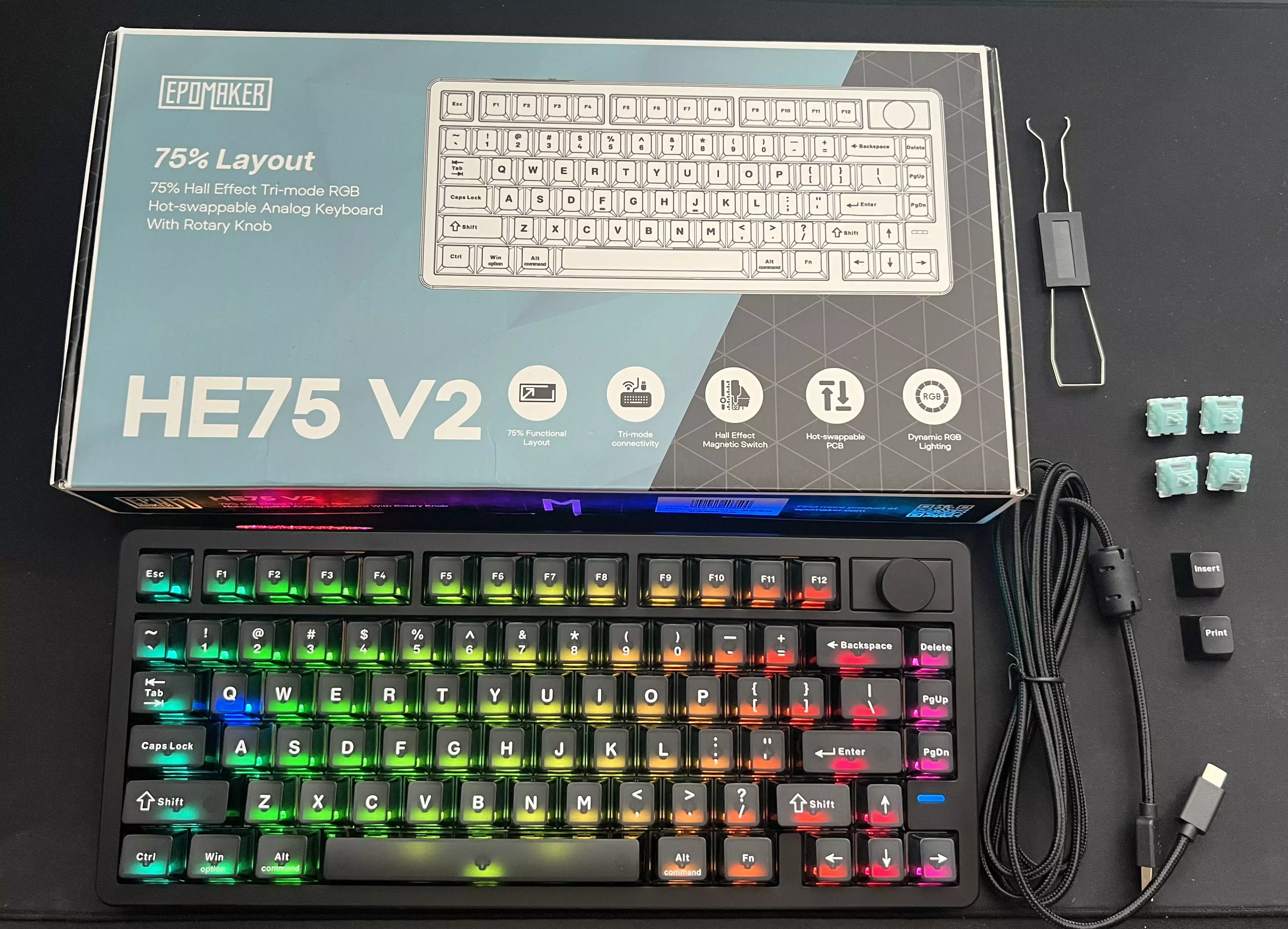 Contenu de la boîte de l’EPOMAKER HE75 V2 avec câble USB-C, extracteur, quatre switches et deux touches supplémentaires