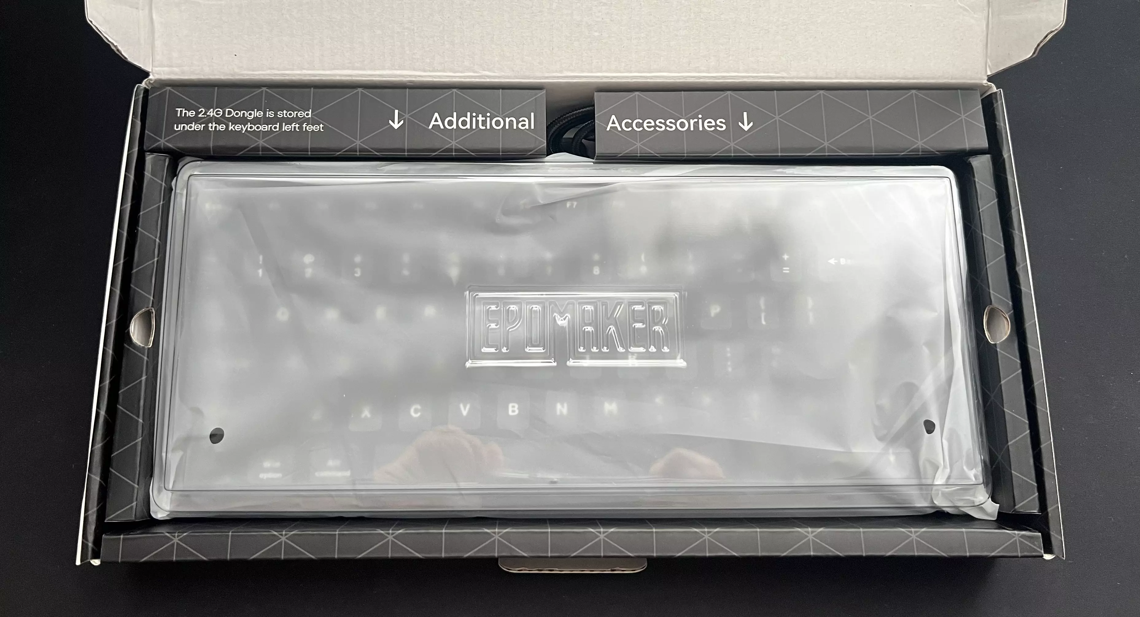 EPOMAKER HE75 V2 protégé dans sa boîte ouverte avec les compartiments d’accessoires au-dessus