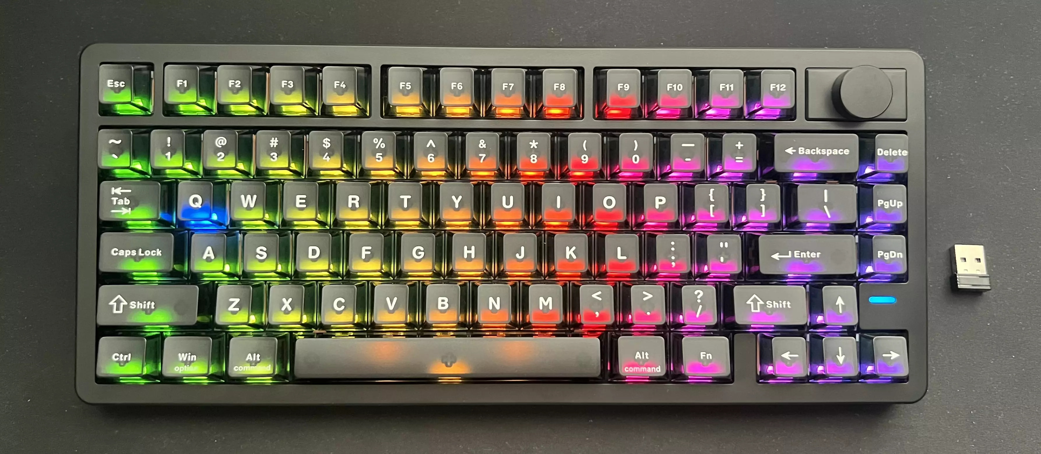 EPOMAKER HE75 V2 éclairé en RGB avec son récepteur USB 2,4 GHz posé à droite