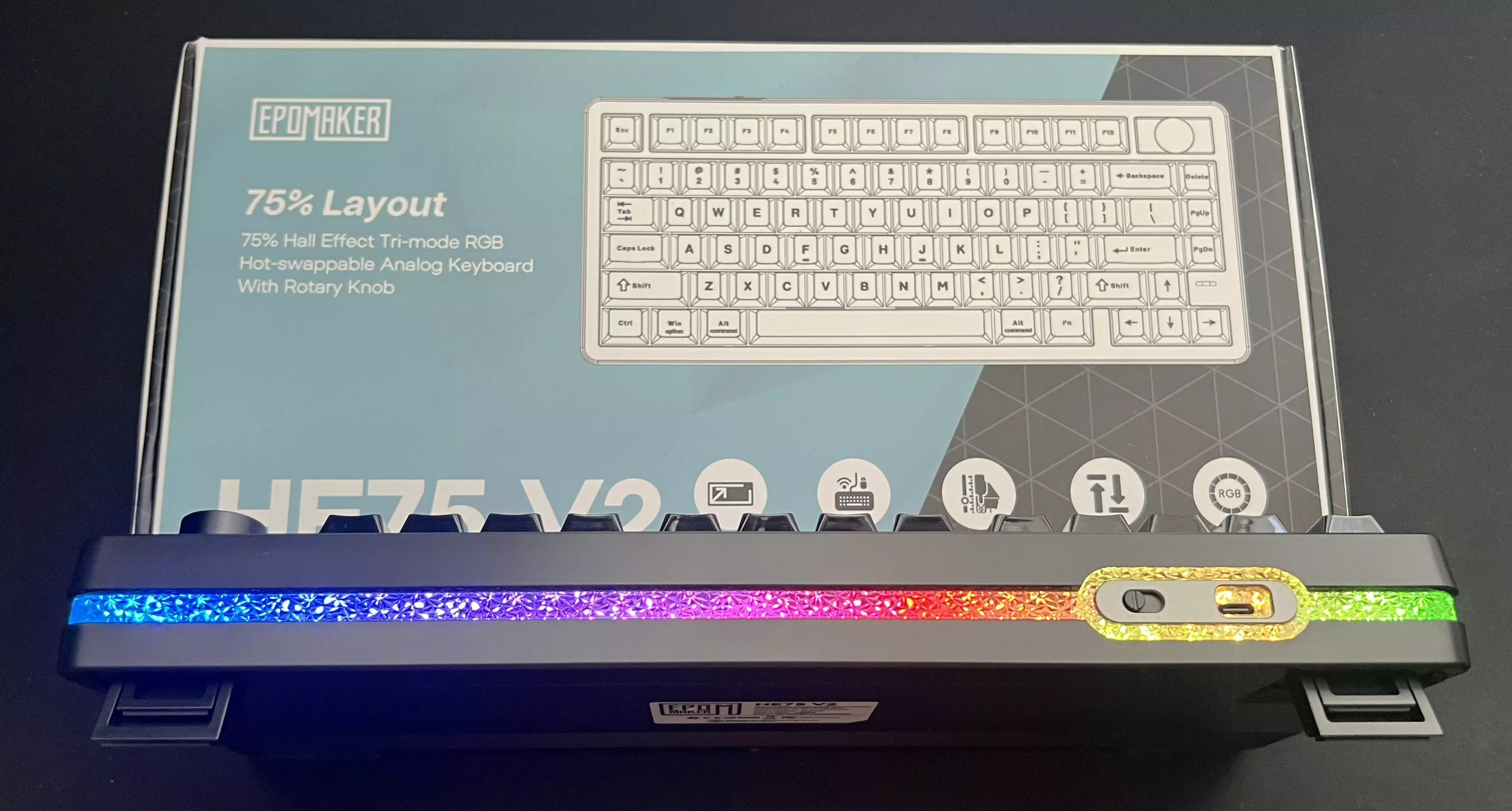 Tranche de l’EPOMAKER HE75 V2 montrant la bande RGB, le sélecteur de mode et le port USB-C