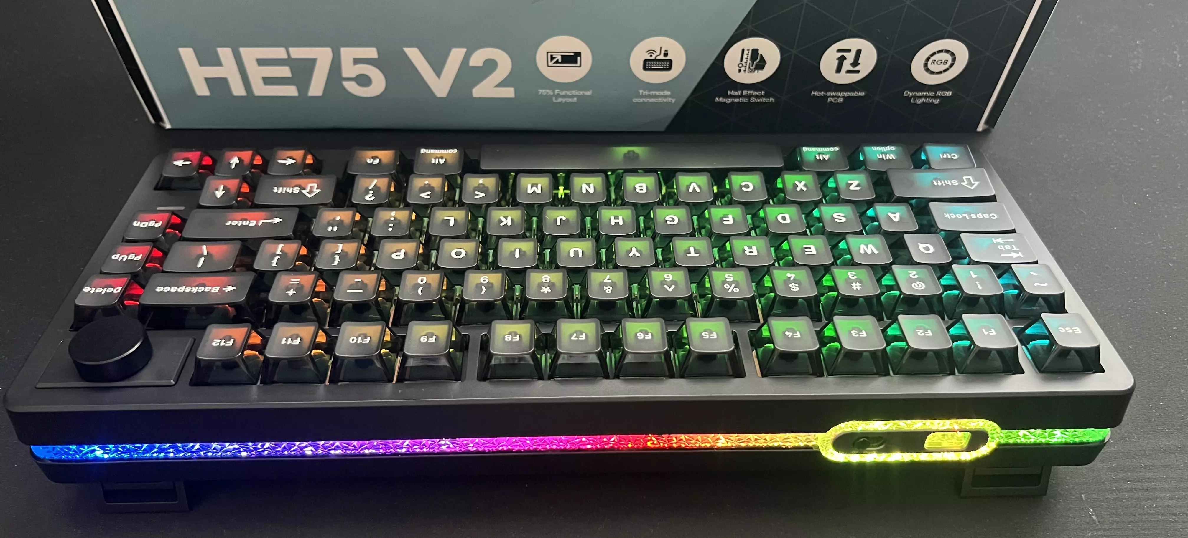 EPOMAKER HE75 V2 noir vu en biais avec ses touches translucides, sa molette et son éclairage RGB multicolore