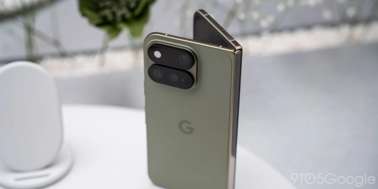 Google Pixel 11 Pro Fold ouvert avec son écran pliable de 8 pouces